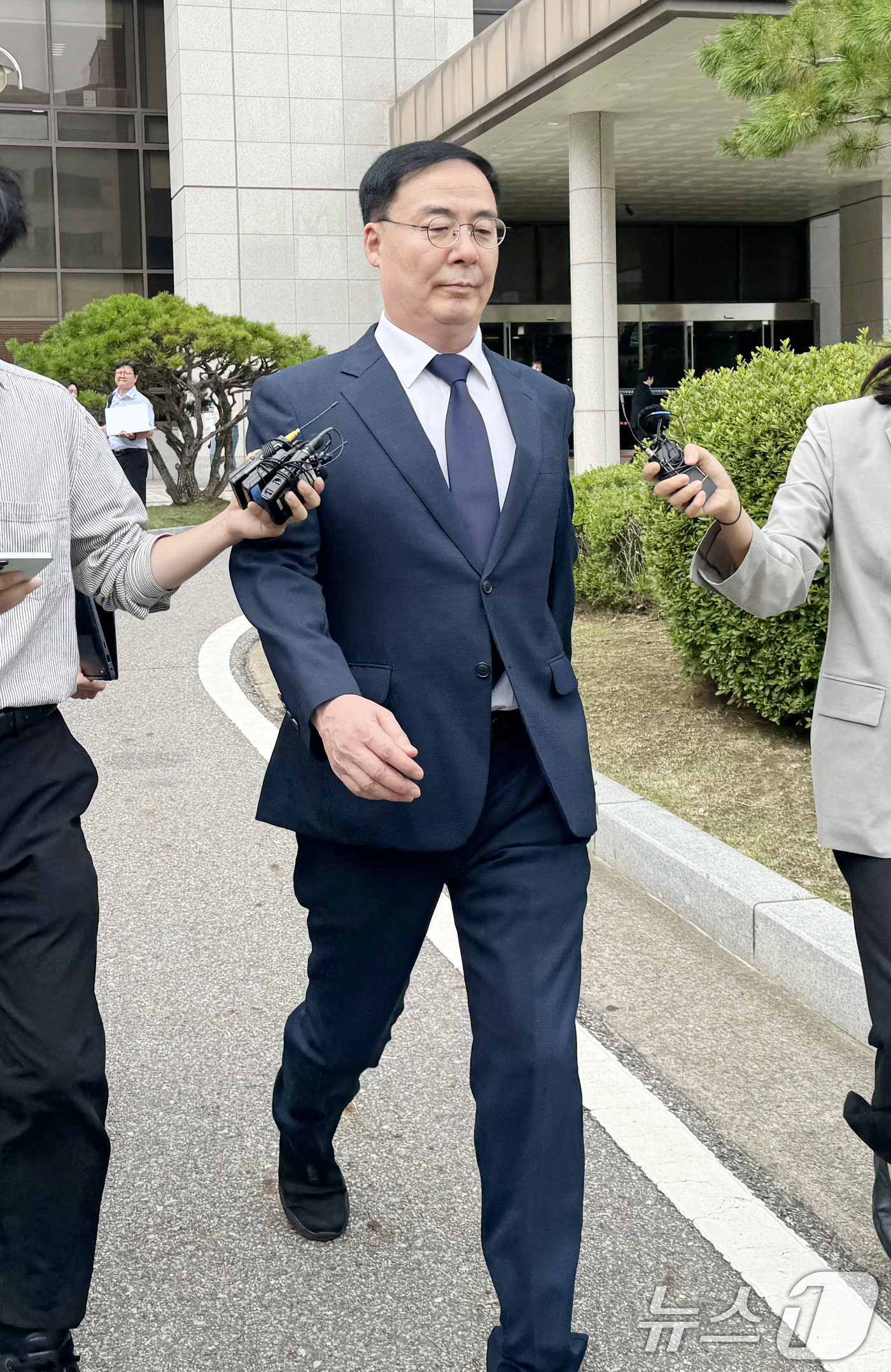 (인천=뉴스1) 박소영 기자 = '아들 특혜 채용 의혹'을 받은 김세환 전 중앙선거관리위원회 사무총장이 16일 인천 미추홀구 인천지방법원에서 열린 직권남용 및 국가공무원법 위반 등 …