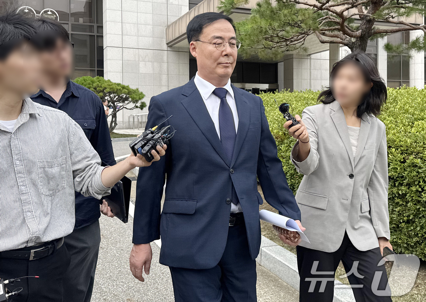 (인천=뉴스1) 박소영 기자 = '아들 특혜 채용 의혹'을 받은 김세환 전 중앙선거관리위원회 사무총장이 16일 인천 미추홀구 인천지방법원에서 열린 직권남용 및 국가공무원법 위반 등 …