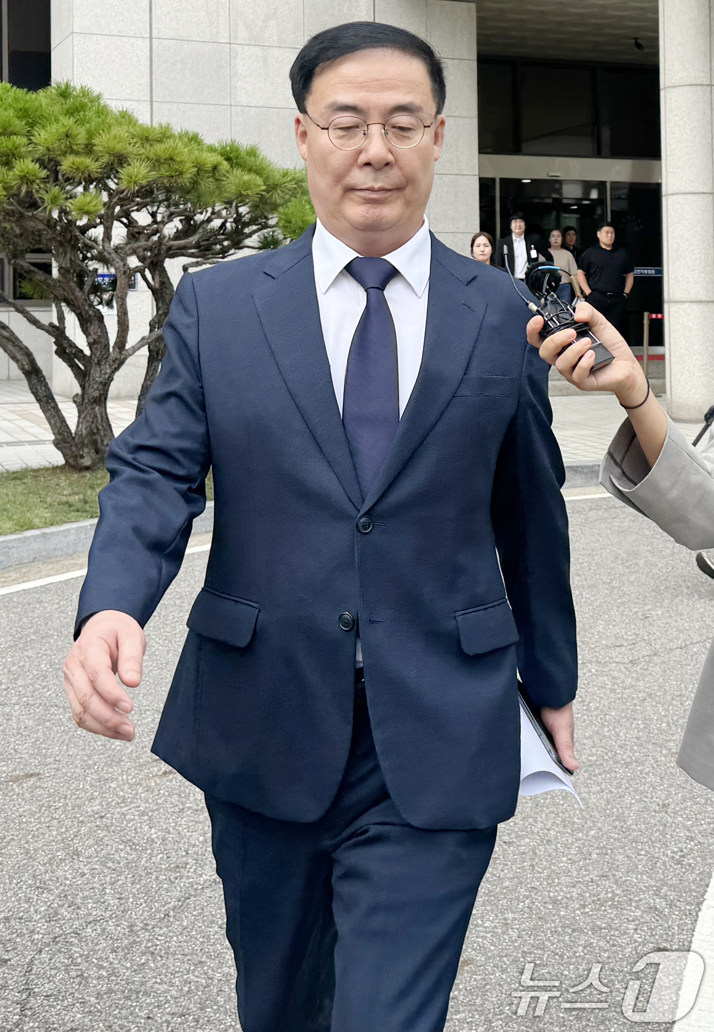 (인천=뉴스1) 박소영 기자 = '아들 특혜 채용 의혹'을 받은 김세환 전 중앙선거관리위원회 사무총장이 16일 인천 미추홀구 인천지방법원에서 열린 직권남용 및 국가공무원법 위반 등 …