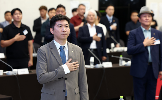 국민의례하는 유승민 회장