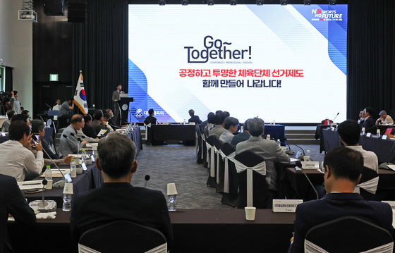 선거제도 개편안 설명하는 유승민 대한체육회장