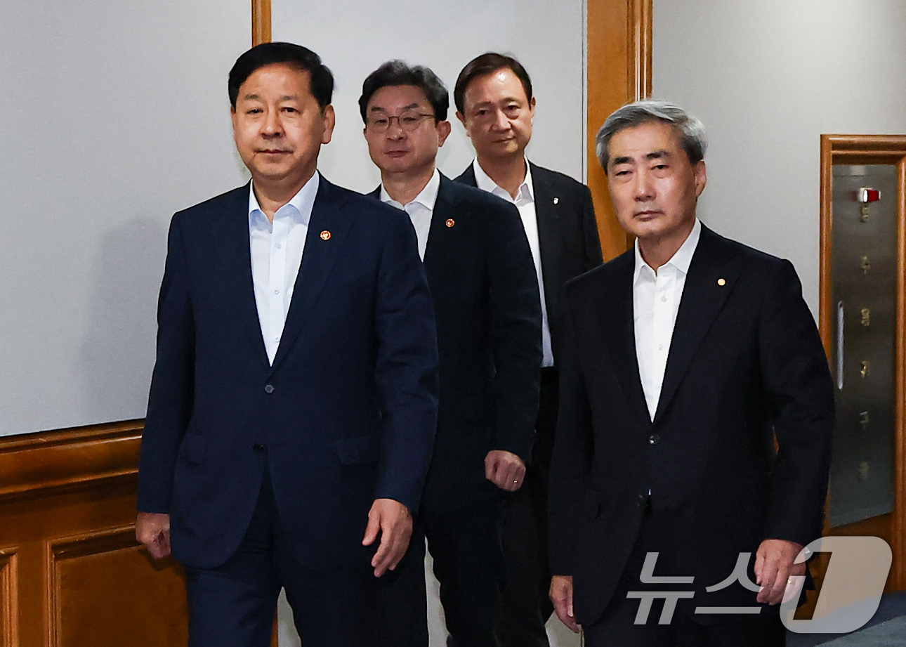 (서울=뉴스1) 김도우 기자 = 구윤철 부총리 겸 재정경제부 장관, 신현송 한국은행 총재, 이억원 금융위원장, 이찬진 금융감독원장이 16일 서울 중구 은행회관에서 열린 시장상황점검 …