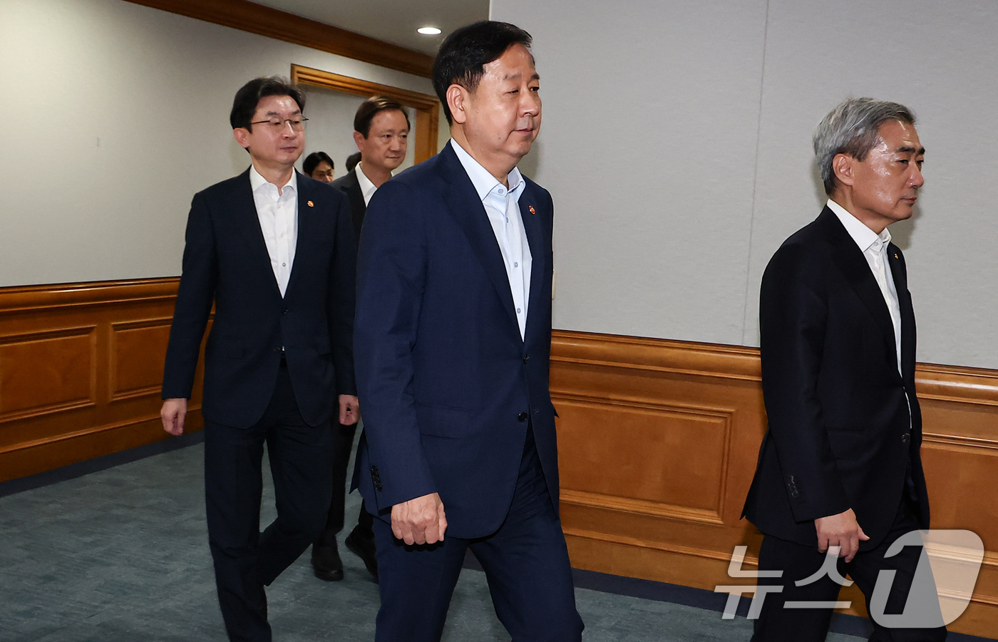 (서울=뉴스1) 김도우 기자 = 구윤철 부총리 겸 재정경제부 장관, 신현송 한국은행 총재, 이억원 금융위원장, 이찬진 금융감독원장이 16일 서울 중구 은행회관에서 열린 시장상황점검 …