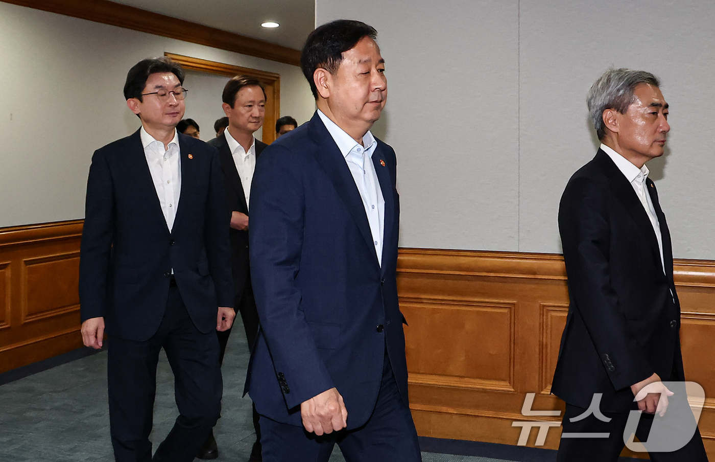 (서울=뉴스1) 김도우 기자 = 구윤철 부총리 겸 재정경제부 장관, 신현송 한국은행 총재, 이억원 금융위원장, 이찬진 금융감독원장이 16일 서울 중구 은행회관에서 열린 시장상황점검 …