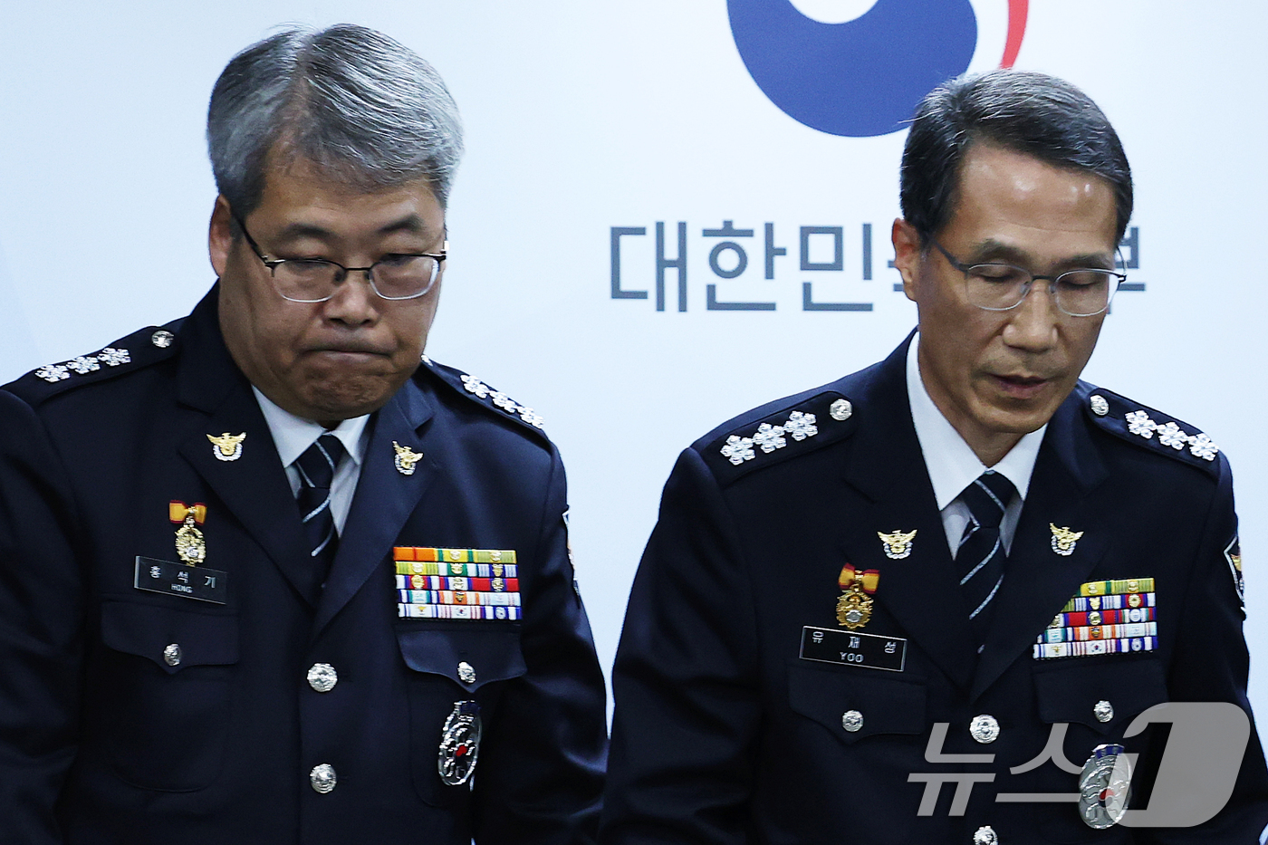 (서울=뉴스1) 오대일 기자 = 유재성 경찰청장 직무대행(오른쪽)과 홍석기 국가수사본부장이 16일 오후 서울 종로구 정부서울청사 브리핑실에서 경찰 수사 내부비리 근절 및 민주적 통 …