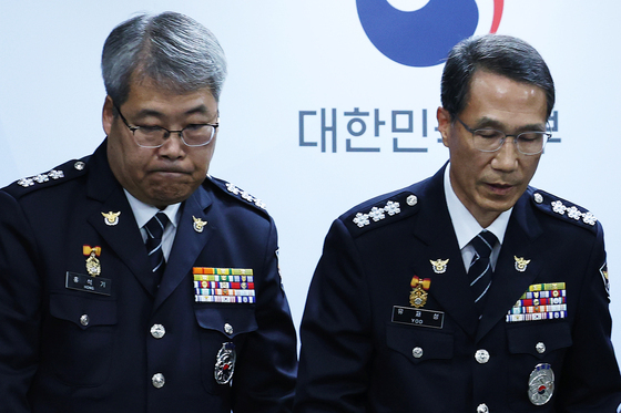 굳은 얼굴의 경찰 수뇌부