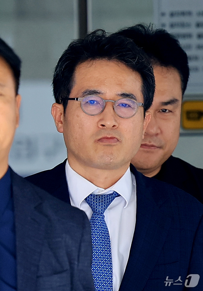 (서울=뉴스1) 이호윤 기자 = 내란 중요임무 종사 혐의를 받는 전무곤 전 대검 기획조정부장(검사장)이 16일 서울 서초구 서울중앙지법에서 열린 구속 전 피의자 심문(영장실질심사) …