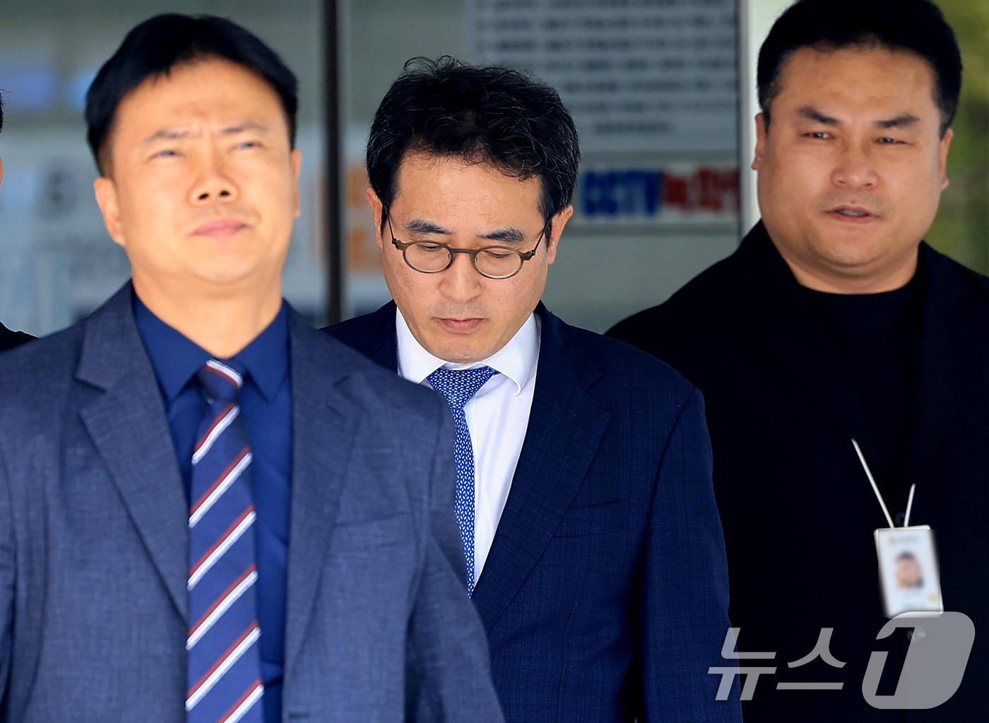 (서울=뉴스1) 이호윤 기자 = 내란 중요임무 종사 혐의를 받는 전무곤 전 대검 기획조정부장(검사장)이 16일 서울 서초구 서울중앙지법에서 열린 구속 전 피의자 심문(영장실질심사) …