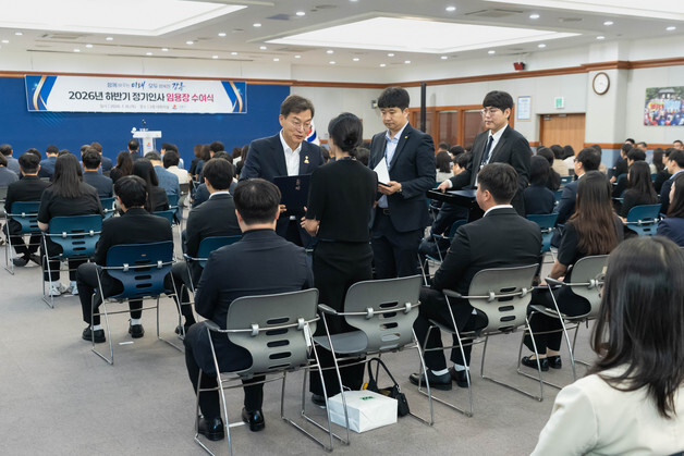 단상 대신 직원 자리로 간 시장…강릉시 '의자 있는 임용식' 눈길