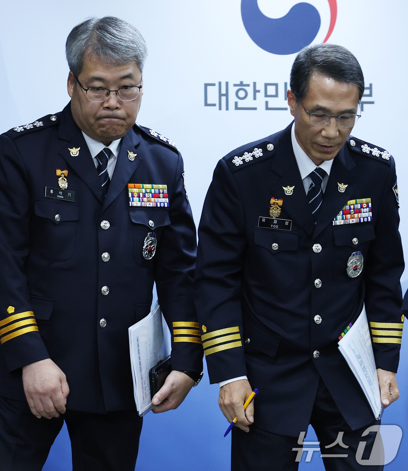 (서울=뉴스1) 오대일 기자 = 유재성 경찰청장 직무대행(오른쪽)과 홍석기 국가수사본부장이 16일 오후 서울 종로구 정부서울청사 브리핑실에서 경찰 수사 내부비리 근절 및 민주적 통 …