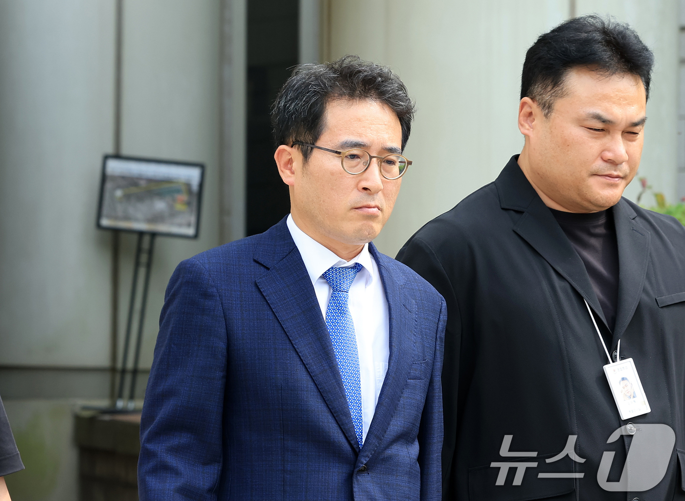 (서울=뉴스1) 이호윤 기자 = 내란 중요임무 종사 혐의를 받는 전무곤 전 대검 기획조정부장(검사장)이 16일 서울 서초구 서울중앙지법에서 열린 구속 전 피의자 심문(영장실질심사) …