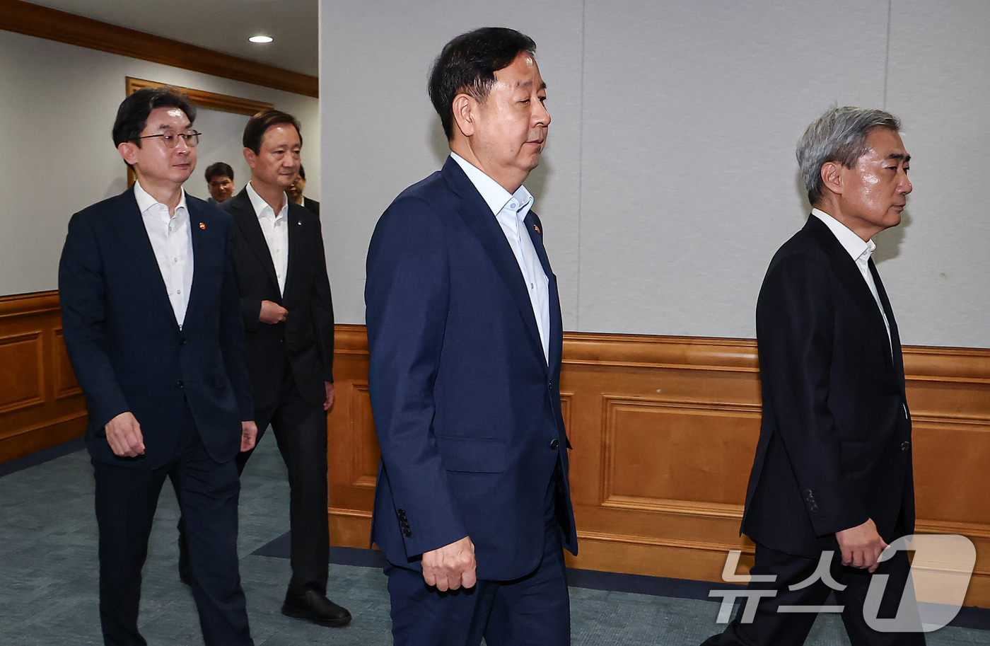 (서울=뉴스1) 김도우 기자 = 구윤철 부총리 겸 재정경제부 장관, 신현송 한국은행 총재, 이억원 금융위원장, 이찬진 금융감독원장이 16일 서울 중구 은행회관에서 열린 시장상황점검 …