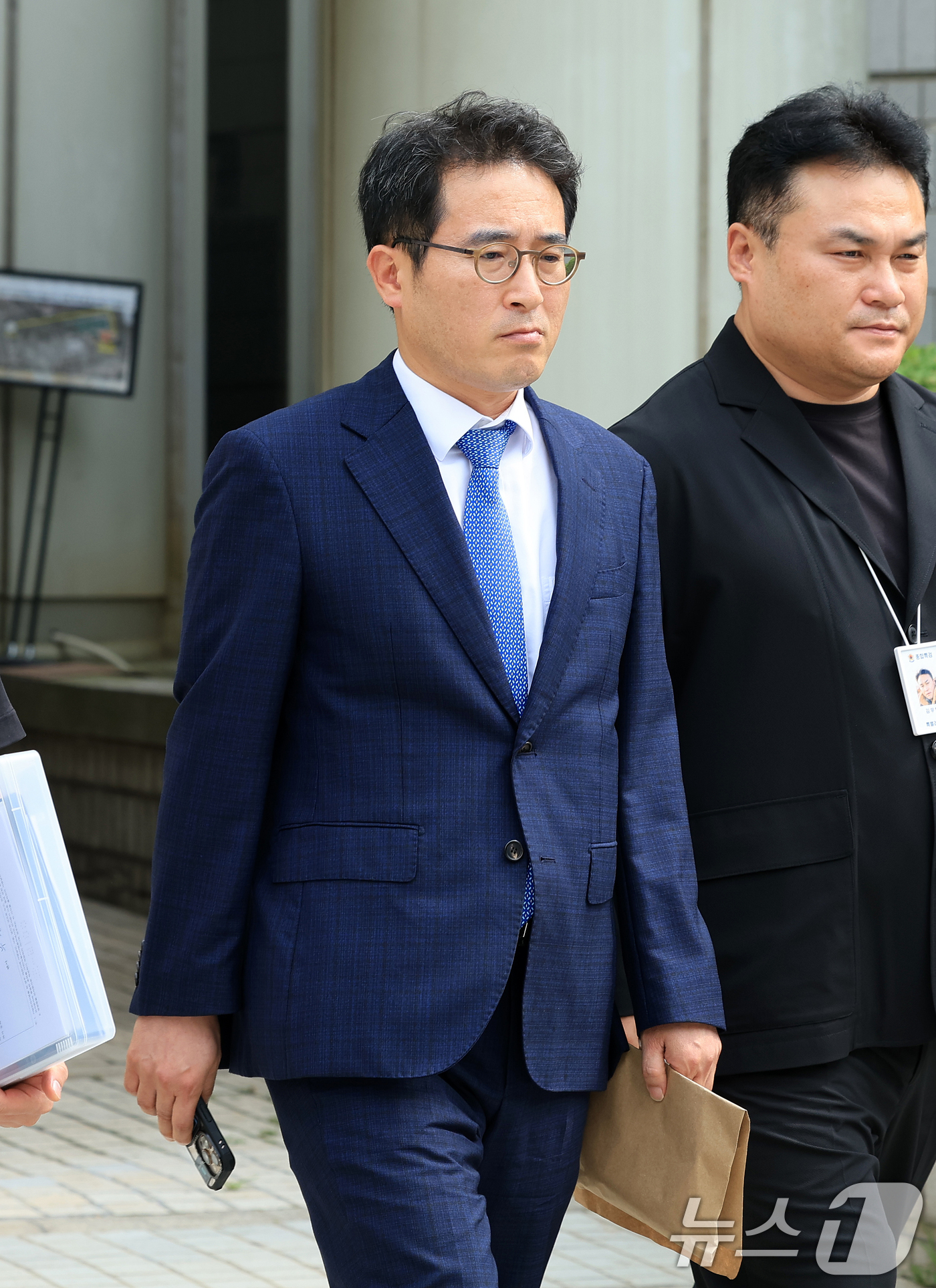 (서울=뉴스1) 이호윤 기자 = 내란 중요임무 종사 혐의를 받는 전무곤 전 대검 기획조정부장(검사장)이 16일 서울 서초구 서울중앙지법에서 열린 구속 전 피의자 심문(영장실질심사) …