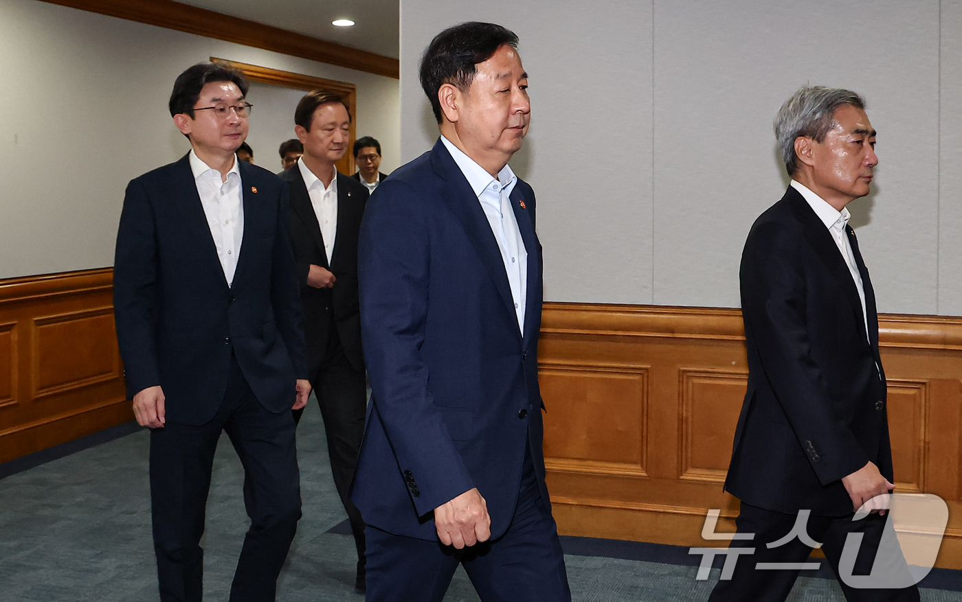 (서울=뉴스1) 김도우 기자 = 구윤철 부총리 겸 재정경제부 장관, 신현송 한국은행 총재, 이억원 금융위원장, 이찬진 금융감독원장이 16일 서울 중구 은행회관에서 열린 시장상황점검 …