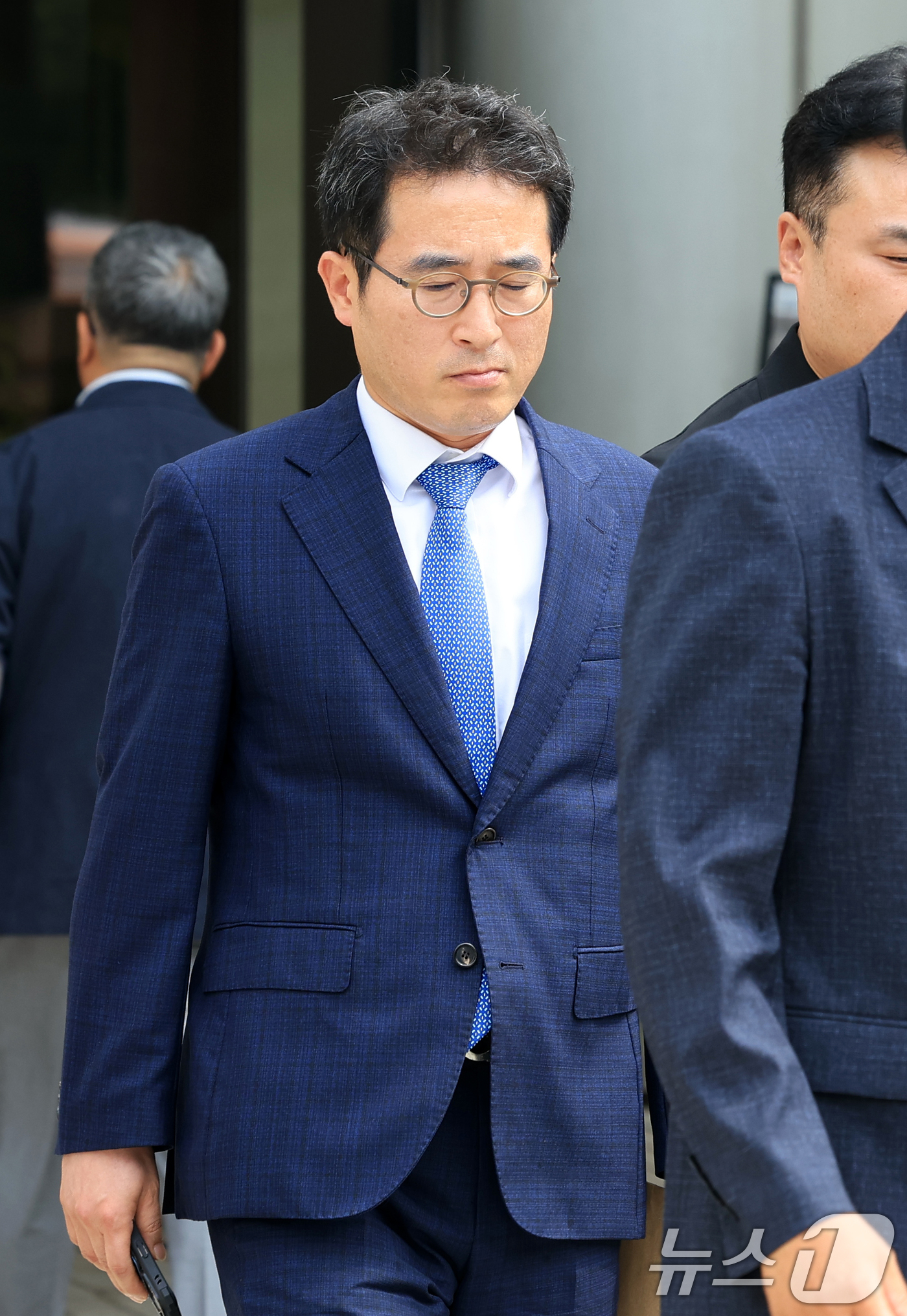(서울=뉴스1) 이호윤 기자 = 내란 중요임무 종사 혐의를 받는 전무곤 전 대검 기획조정부장(검사장)이 16일 서울 서초구 서울중앙지법에서 열린 구속 전 피의자 심문(영장실질심사) …
