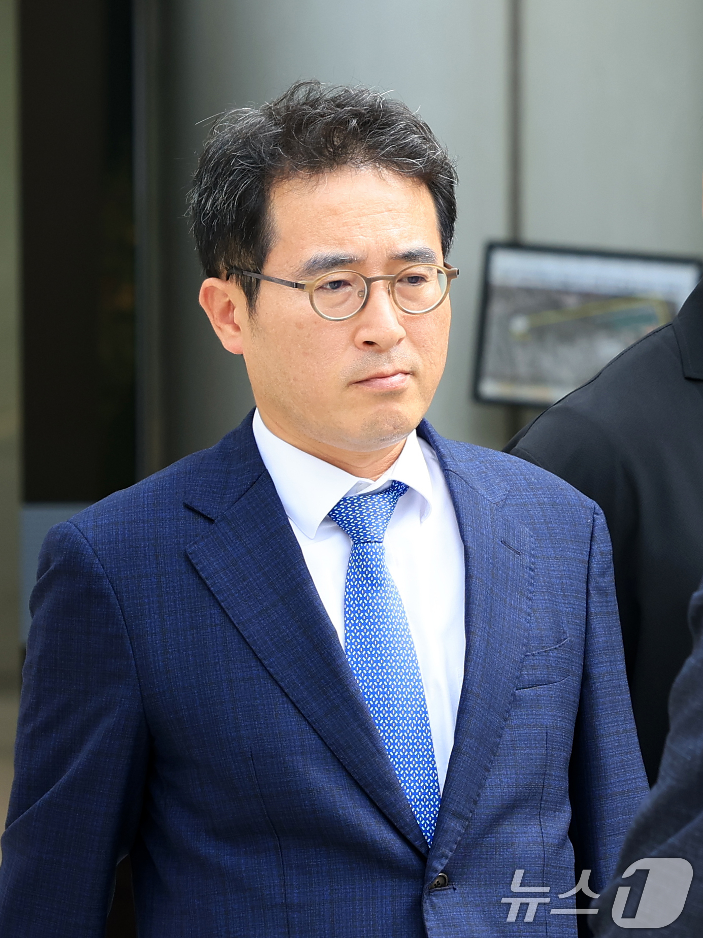 (서울=뉴스1) 이호윤 기자 = 내란 중요임무 종사 혐의를 받는 전무곤 전 대검 기획조정부장(검사장)이 16일 서울 서초구 서울중앙지법에서 열린 구속 전 피의자 심문(영장실질심사) …