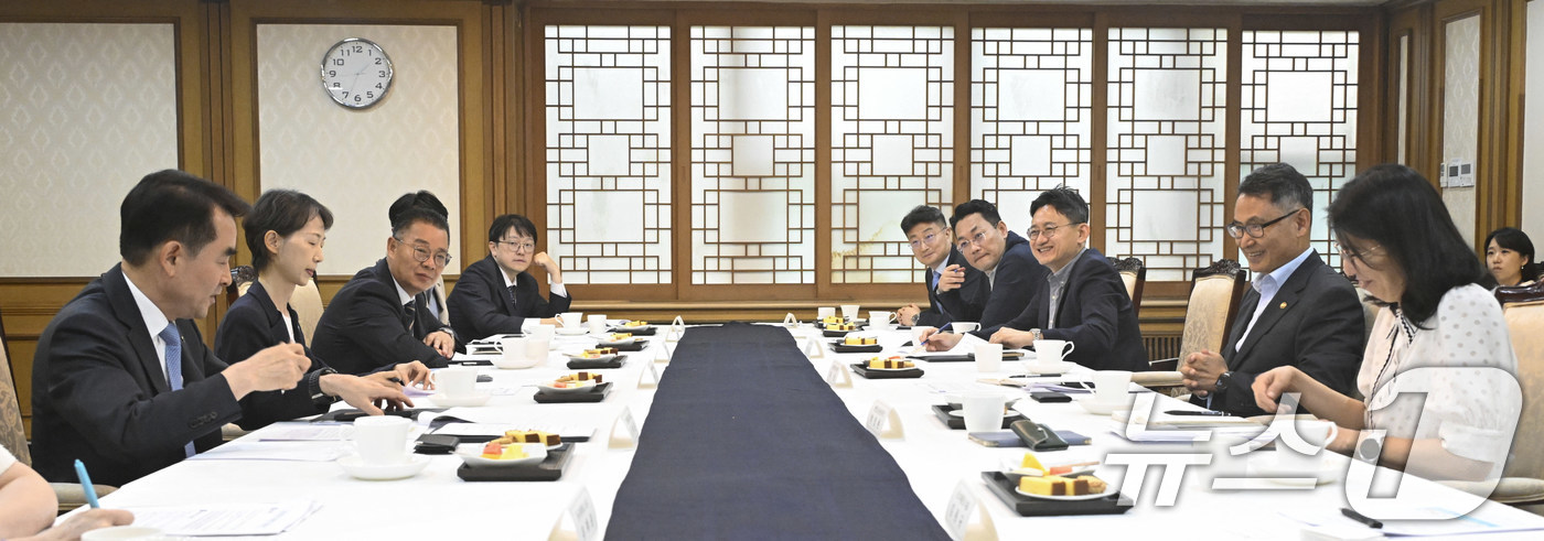 (서울=뉴스1) = 허장 재정경제부 차관이 16일 서울 종로구 정부서울청사에서 열린 'AI 융합 국제개발 자문위원회'를 주재하고 있다. (재정경제부 제공. 재판매 및 DB금지) 2 …