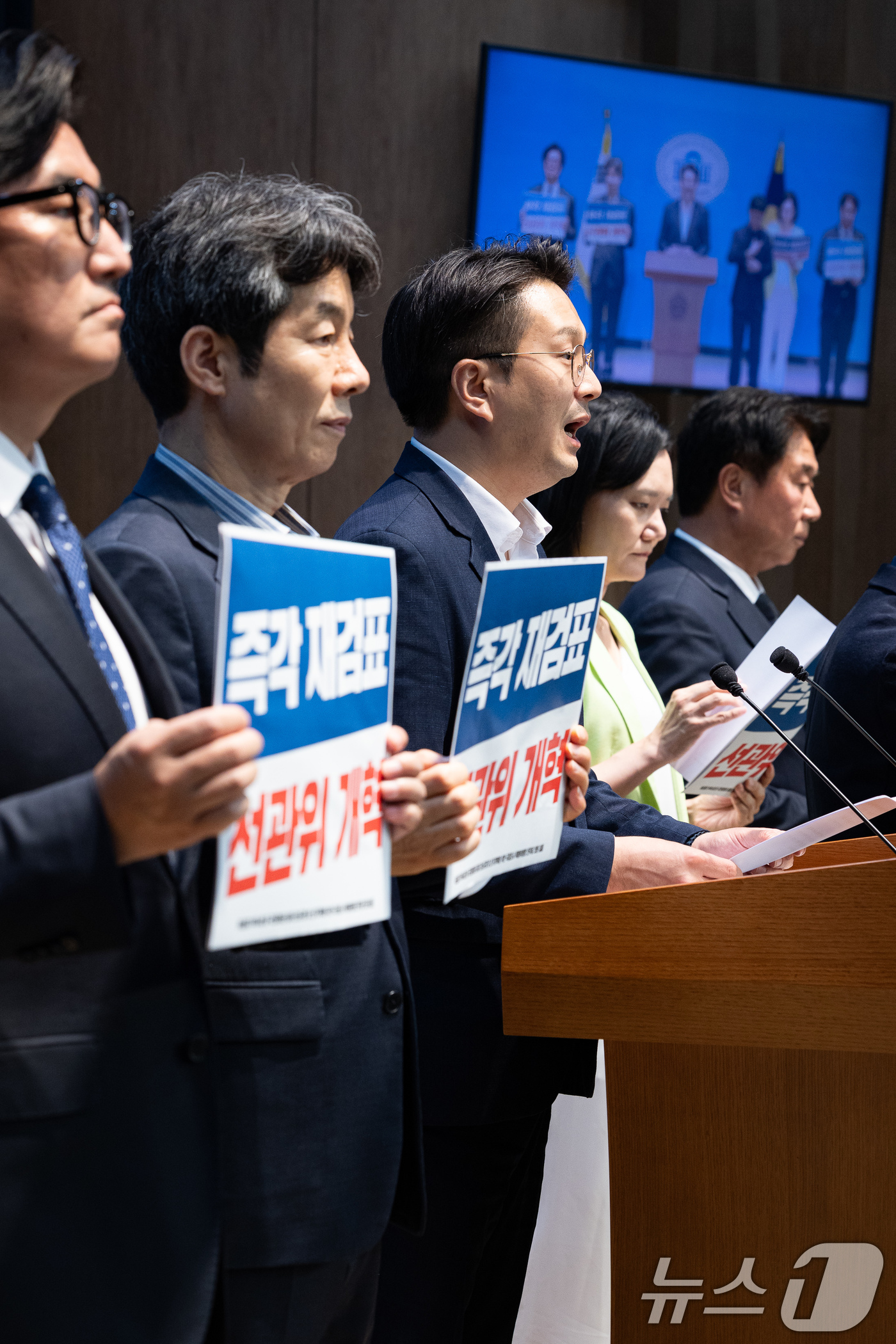 (서울=뉴스1) 유승관 기자 = 제9회 전국동시지방선거 투표용지 부족사태 등 국민참정권 침해 진상규명 및 선거관리 개혁을 위한 국정조사 특별위원회 더불어민주당 위원들이 16일 서울 …