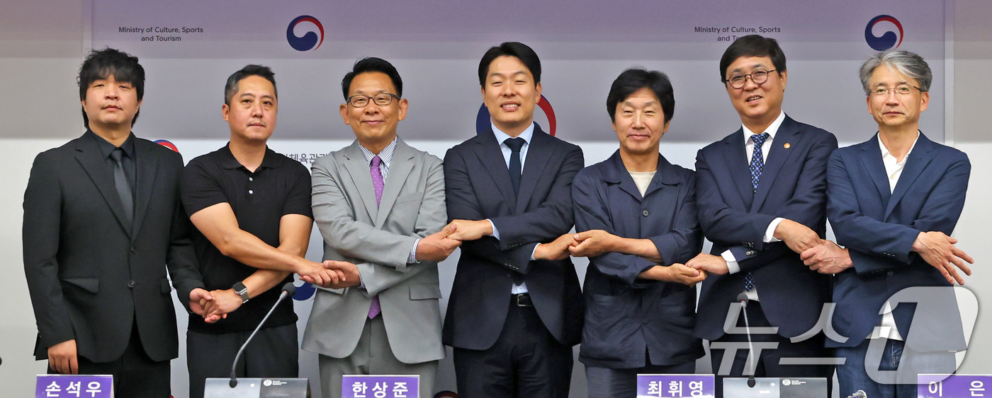 (서울=뉴스1) = 최휘영 문화체육관광부 장관(오른쪽 두 번째)이 16일 서울 종로구 국립현대미술관 서울관에서 열린 한국영화 제작 활성화를 위한 정부-제작사-매니지먼트사 간 협약식 …
