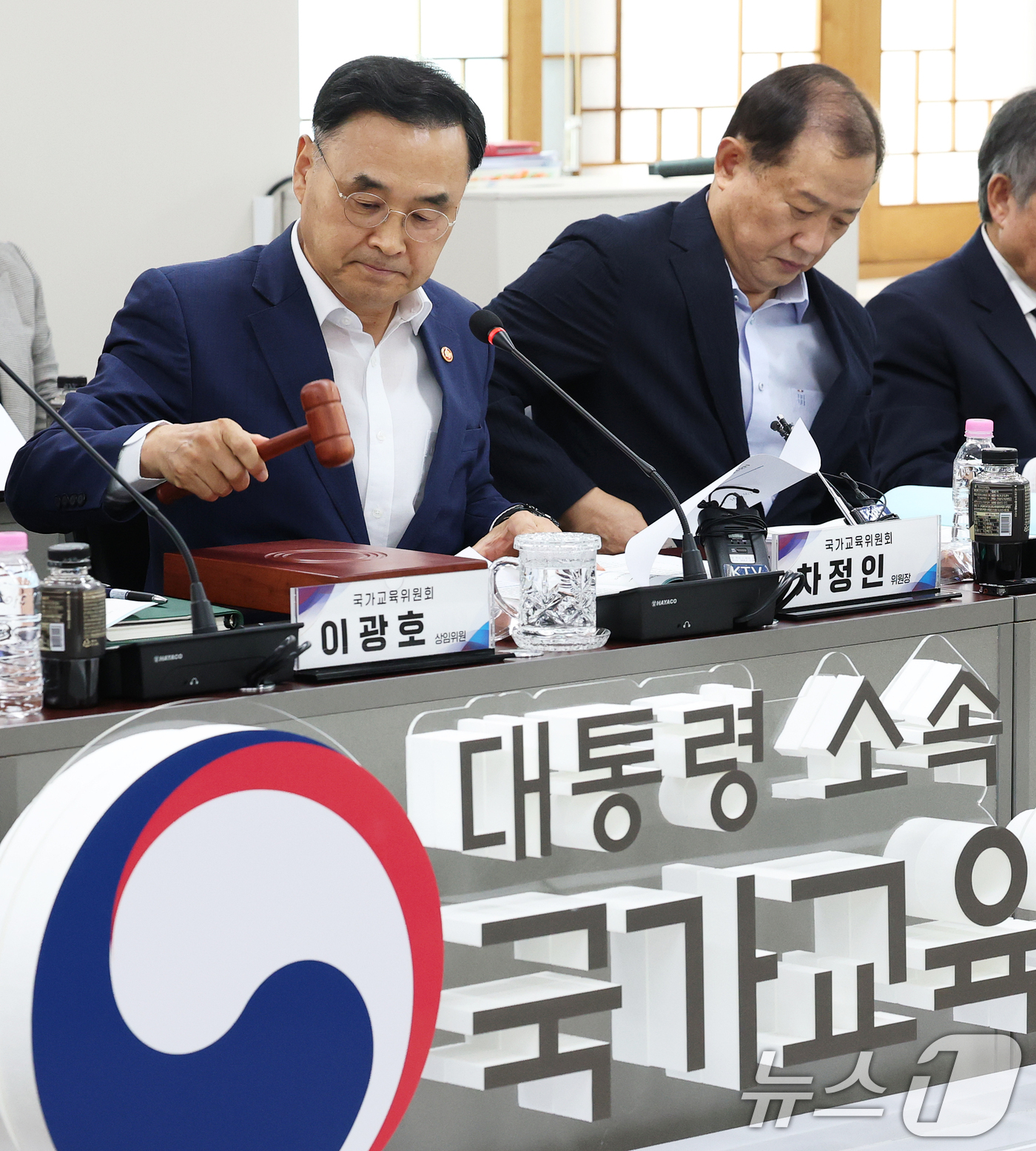 (서울=뉴스1) 오대일 기자 = 차정인 국가교육위원장이 16일 오후 서울 종로구 정부서울청사에서 열린 국가교육위원회 2026년 제7차 회의를 주재하며 의사봉을 두드리고 있다. 20 …