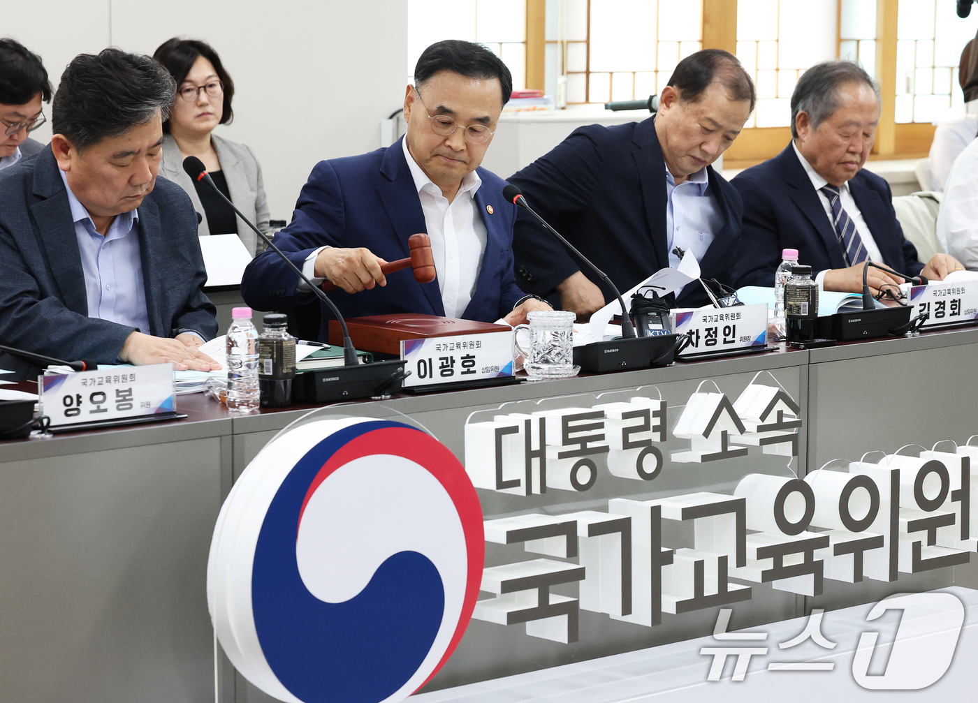 (서울=뉴스1) 오대일 기자 = 차정인 국가교육위원장이 16일 오후 서울 종로구 정부서울청사에서 열린 국가교육위원회 2026년 제7차 회의를 주재하며 의사봉을 두드리고 있다.  2 …