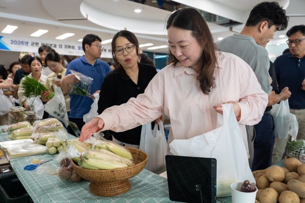 증평군, 직거래로 지역 농산물 판로 확대…군청사 1층서 홍보·판매