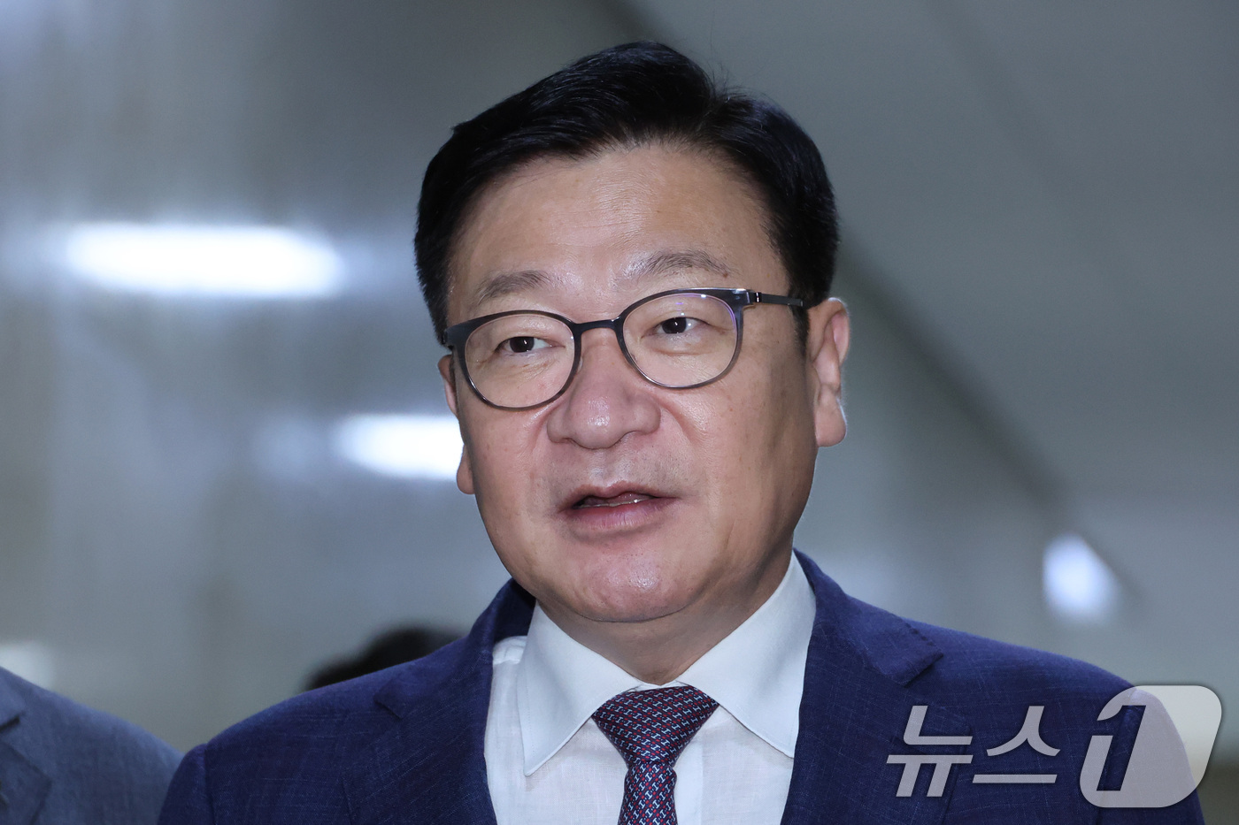 (서울=뉴스1) 신웅수 기자 = 정점식 국민의힘 원내대표와 김승수 원내운영수석부대표가 16일 서울 여의도 국회에서 여야 원내대표 회동을 마친 후 회동 결과를 밝히고 있다. 2026 …