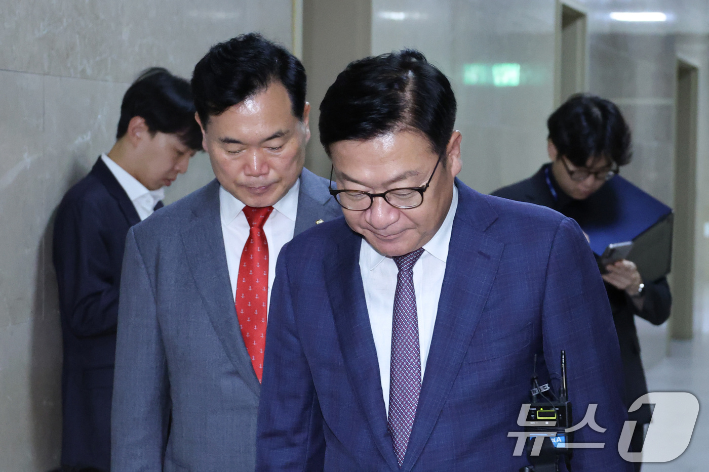 (서울=뉴스1) 신웅수 기자 = 정점식 국민의힘 원내대표와 김승수 원내운영수석부대표가 16일 서울 여의도 국회에서 여야 원내대표 회동을 마친 후 회동장을 나서고 있다. 2026.7 …
