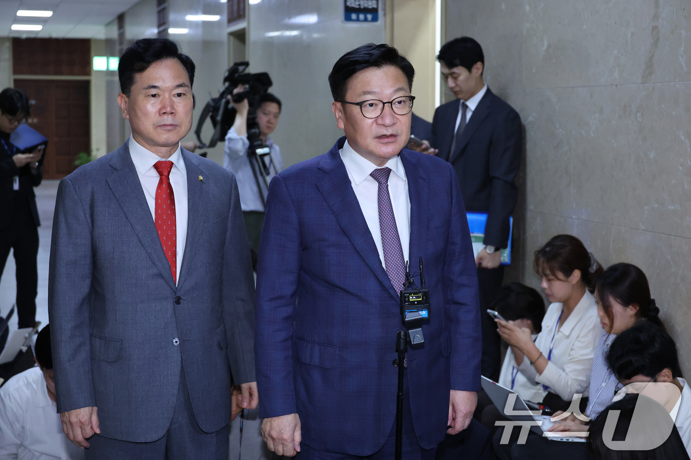 (서울=뉴스1) 신웅수 기자 = 정점식 국민의힘 원내대표와 김승수 원내운영수석부대표가 16일 서울 여의도 국회에서 여야 원내대표 회동을 마친 후 회동 결과를 밝히고 있다. 2026 …