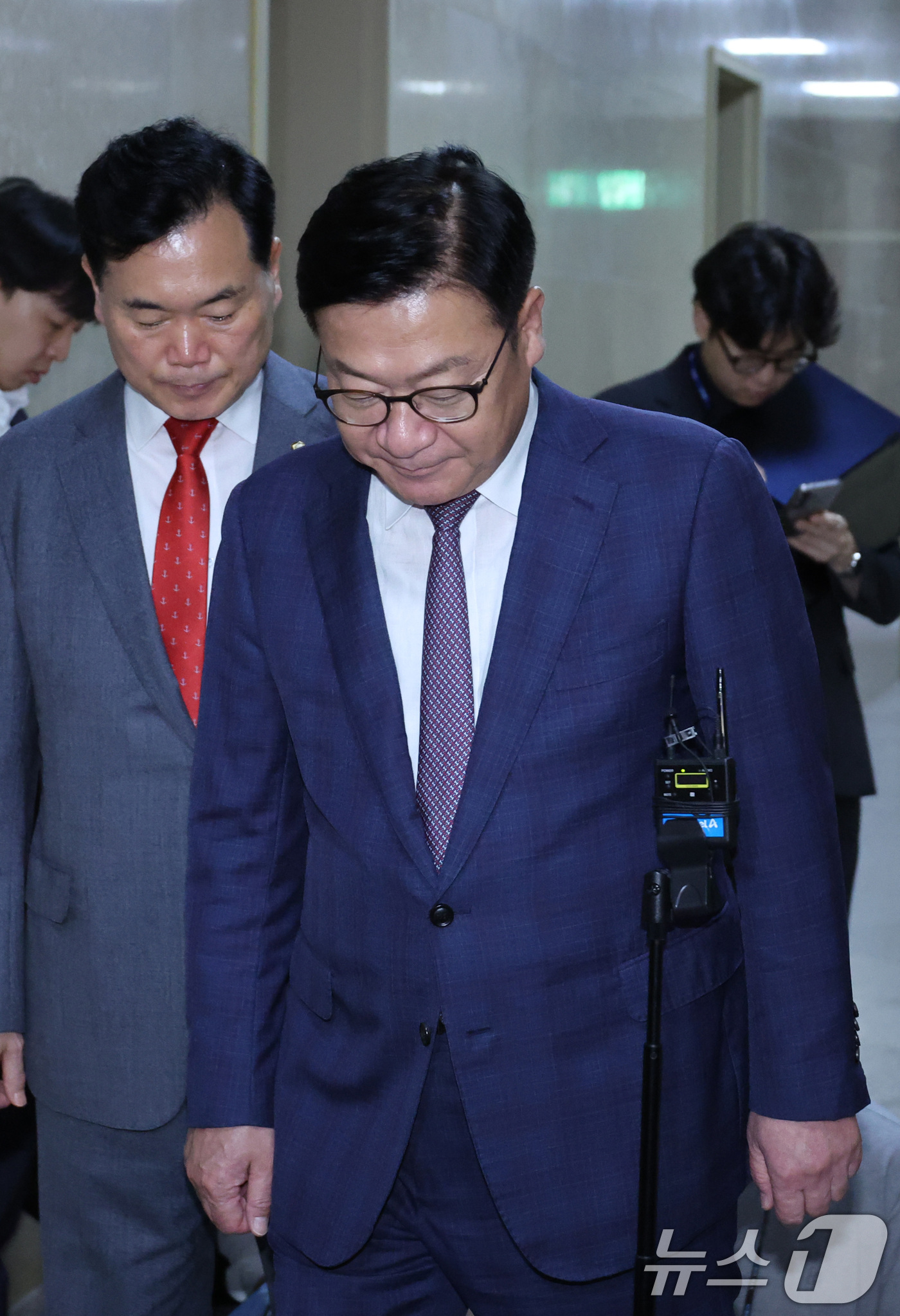 (서울=뉴스1) 신웅수 기자 = 정점식 국민의힘 원내대표와 김승수 원내운영수석부대표가 16일 서울 여의도 국회에서 여야 원내대표 회동을 마친 후 회동 결과를 밝히고 있다. 2026 …