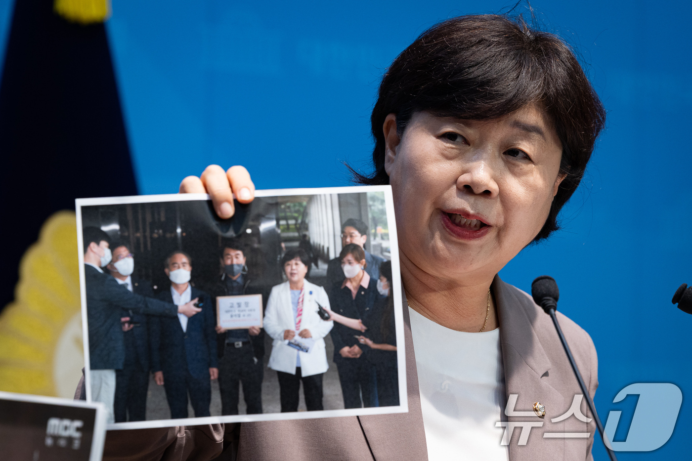 (서울=뉴스1) 유승관 기자 = 서영교 국회 법제사법위원장이 16일 서울 여의도 국회 소통관에서 윤석열 전 대통령의 대선후보 당시 허위사실 유포 사건에 대한 검찰의 봐주기를 규탄하 …