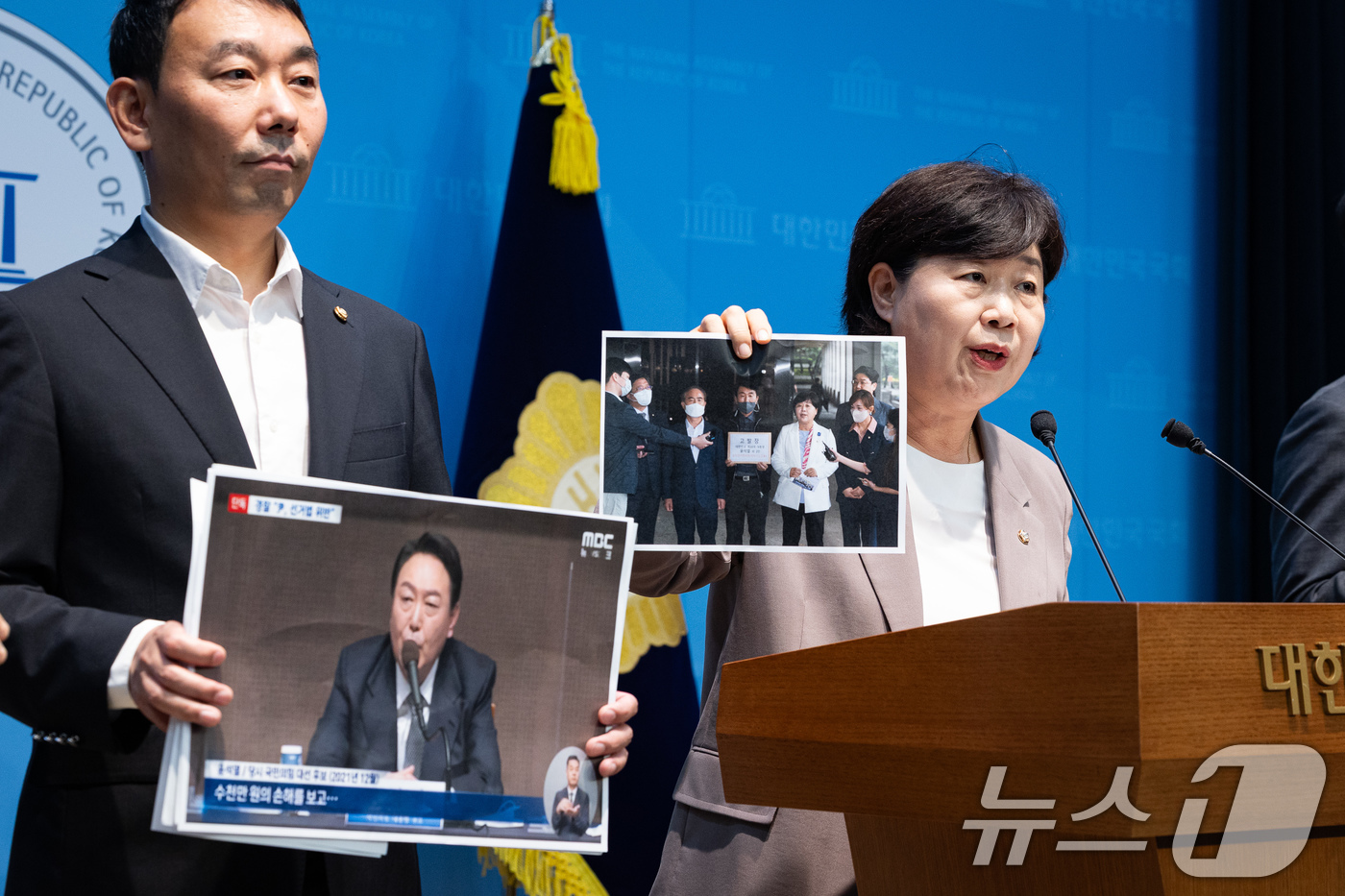 (서울=뉴스1) 유승관 기자 = 서영교 국회 법제사법위원장을 비롯한 법사위원들이 16일 서울 여의도 국회 소통관에서 윤석열 전 대통령의 대선후보 당시 허위사실 유포 사건에 대한 검 …
