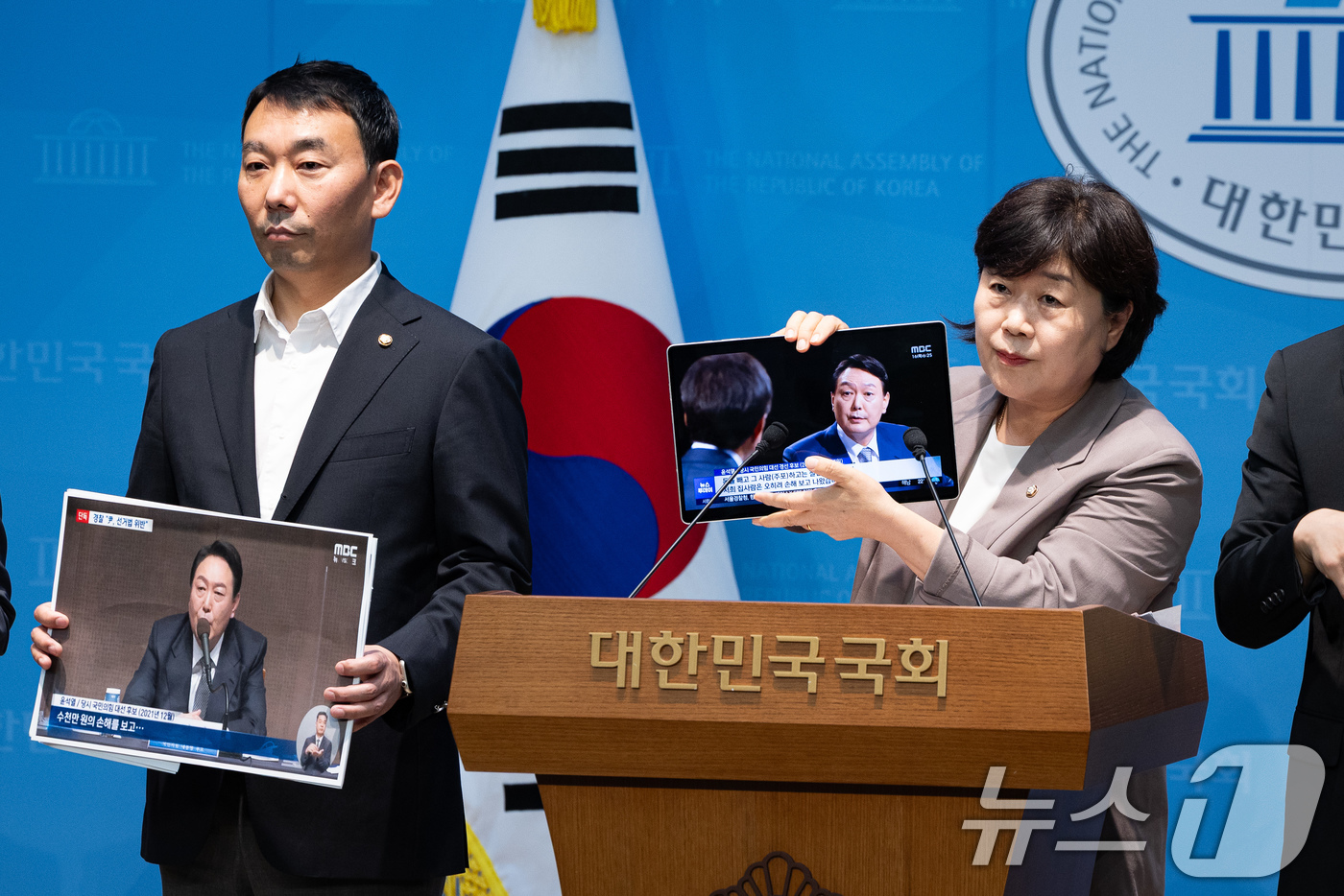 (서울=뉴스1) 유승관 기자 = 서영교 국회 법제사법위원장을 비롯한 법사위원들이 16일 서울 여의도 국회 소통관에서 윤석열 전 대통령의 대선후보 당시 허위사실 유포 사건에 대한 검 …