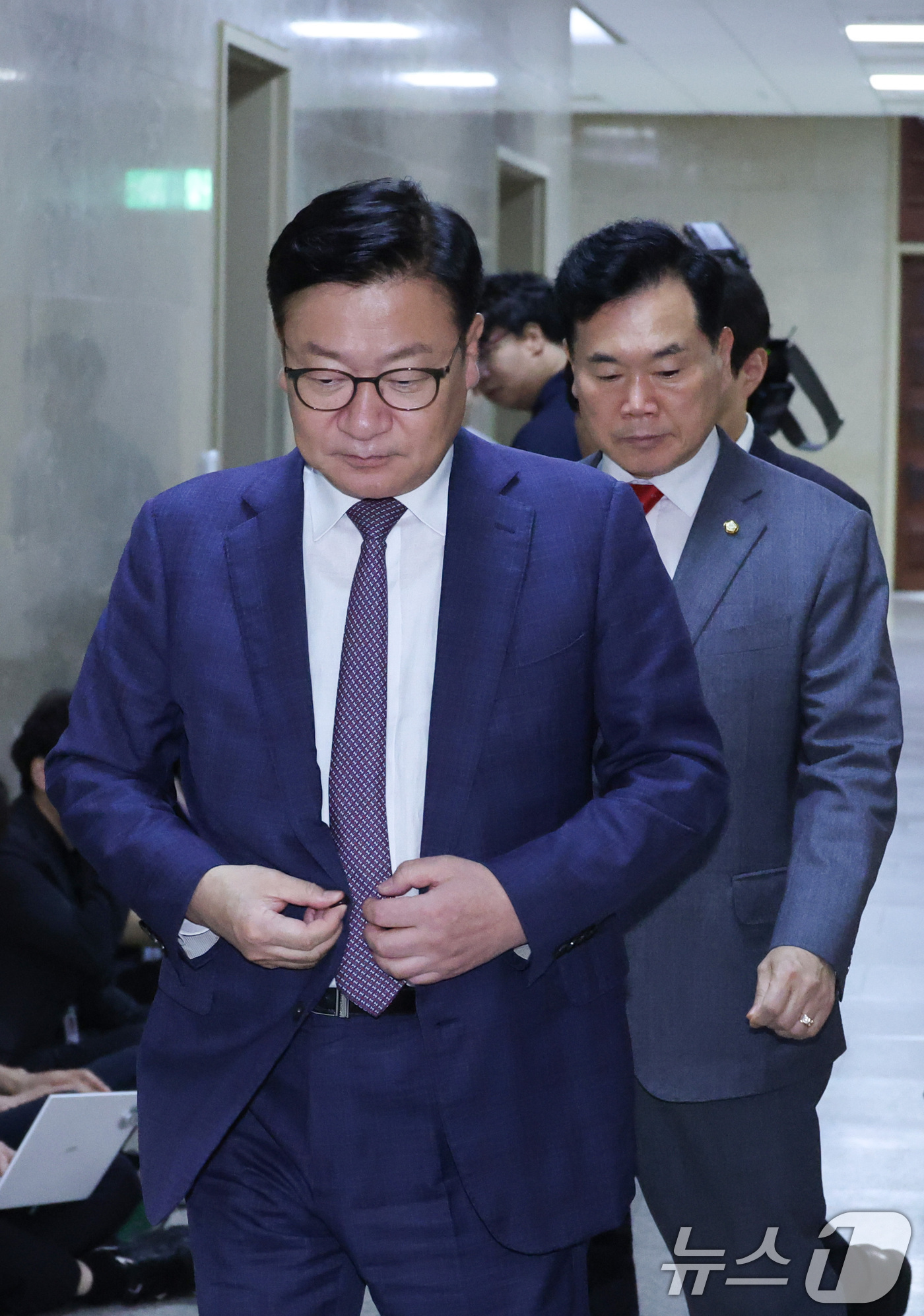 (서울=뉴스1) 신웅수 기자 = 정점식 국민의힘 원내대표와 김승수 원내운영수석부대표가 16일 서울 여의도 국회에서 여야 원내대표 회동을 마친 후 회동장을 나서고 있다. 2026.7 …