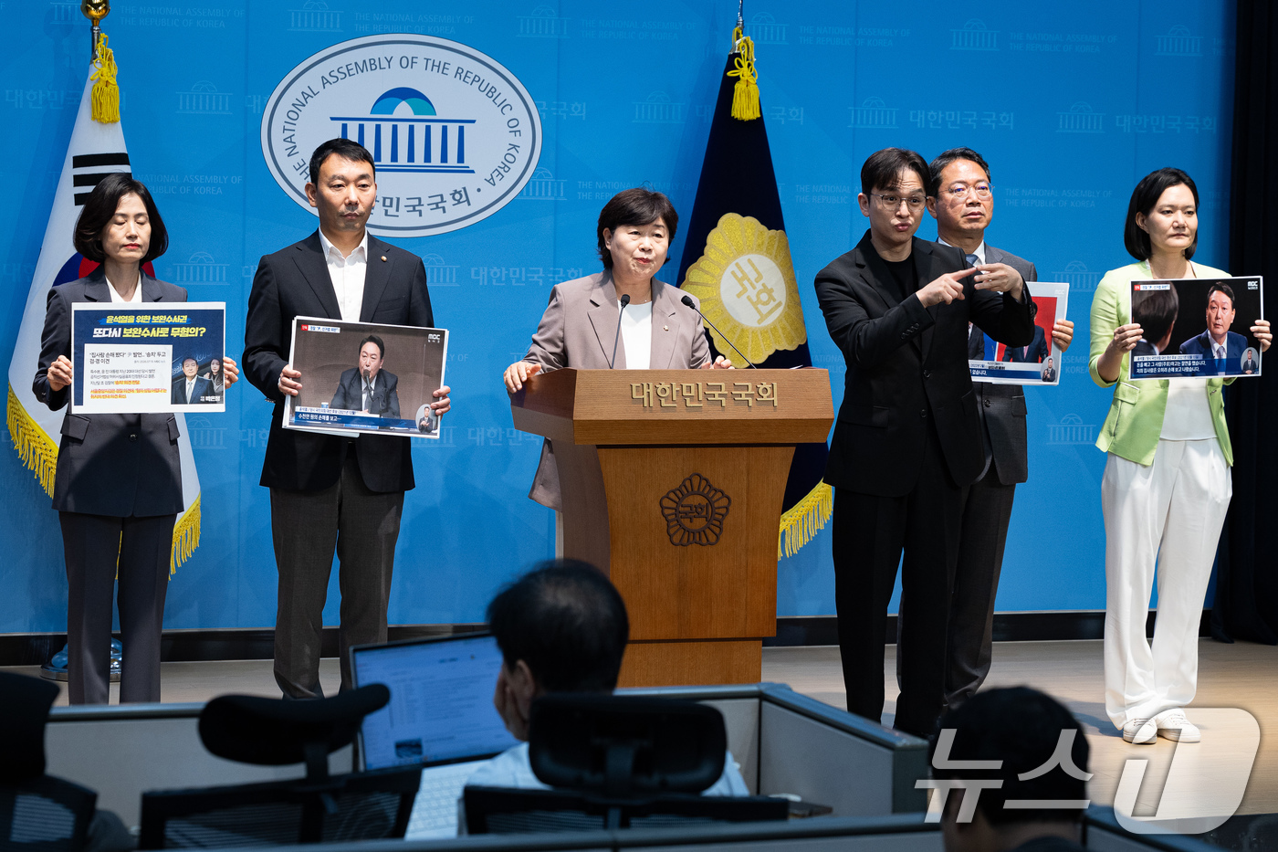 (서울=뉴스1) 유승관 기자 = 서영교 국회 법제사법위원장을 비롯한 법사위원들이 16일 서울 여의도 국회 소통관에서 윤석열 전 대통령의 대선후보 당시 허위사실 유포 사건에 대한 검 …