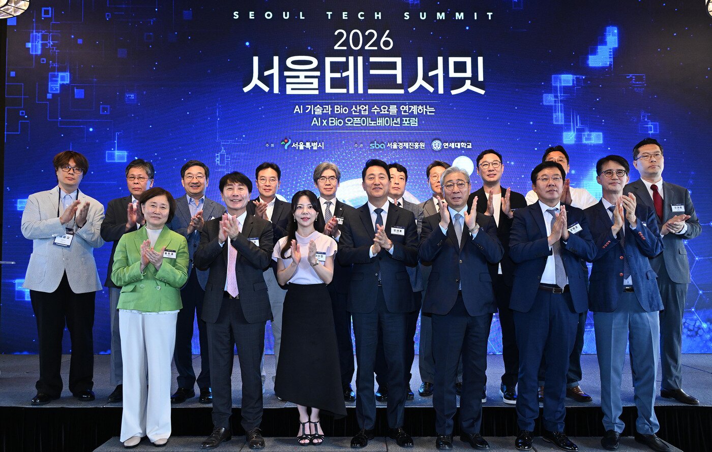 본문 이미지 - 오세훈 서울시장이 16일 중구 플라자호텔에서 열린 '2026 서울테크서밋 포럼'에서 참석자들과 기념촬영하고 있다.