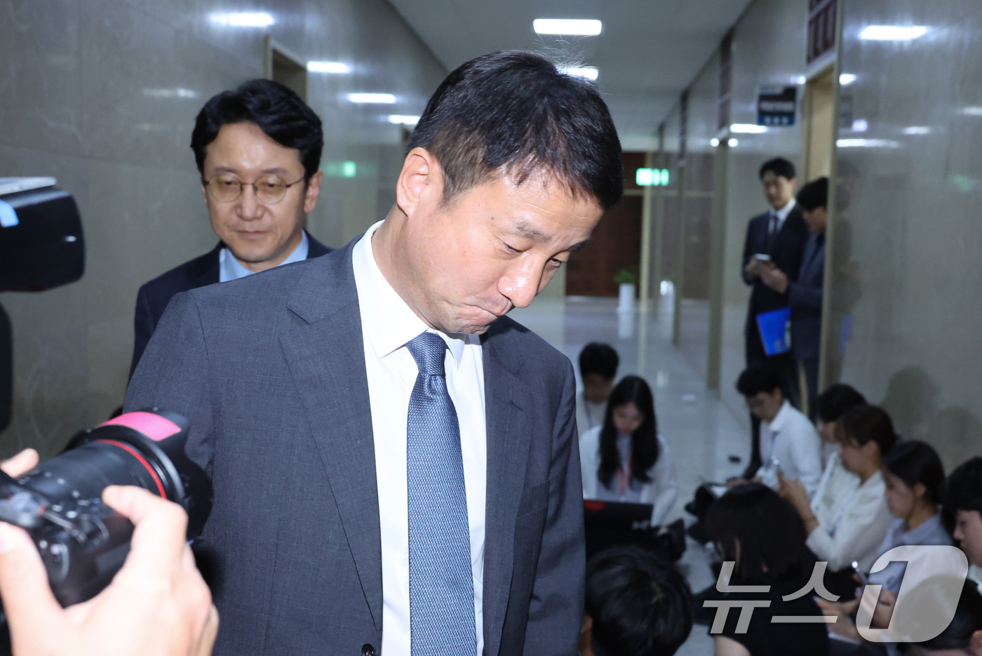 (서울=뉴스1) 신웅수 기자 = 한병도 더불어민주당 대표 직무대행 겸 원내대표와 천준호 원내운영수석부대표가 16일 서울 여의도 국회에서 여야 원내대표 회동을 마친 후 회동 결과를 …