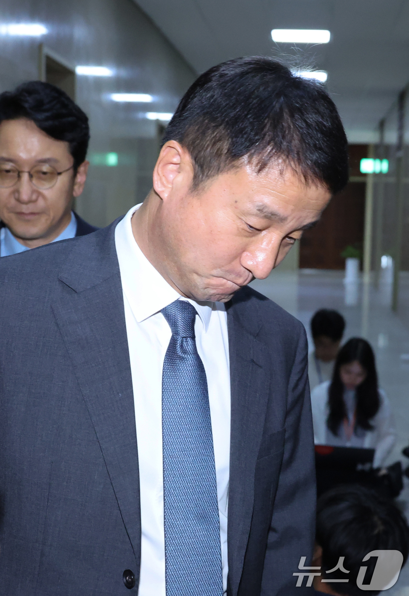 (서울=뉴스1) 신웅수 기자 = 한병도 더불어민주당 대표 직무대행 겸 원내대표와 천준호 원내운영수석부대표가 16일 서울 여의도 국회에서 여야 원내대표 회동을 마친 후 회동 결과를 …