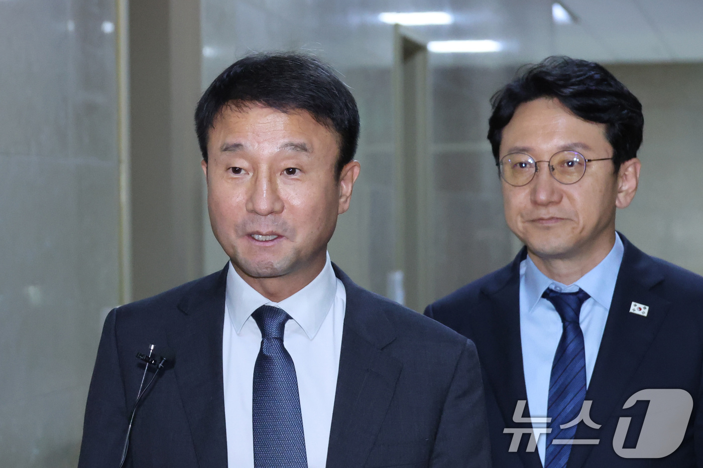 (서울=뉴스1) 신웅수 기자 = 한병도 더불어민주당 대표 직무대행 겸 원내대표와 천준호 원내운영수석부대표가 16일 서울 여의도 국회에서 여야 원내대표 회동을 마친 후 회동 결과를 …