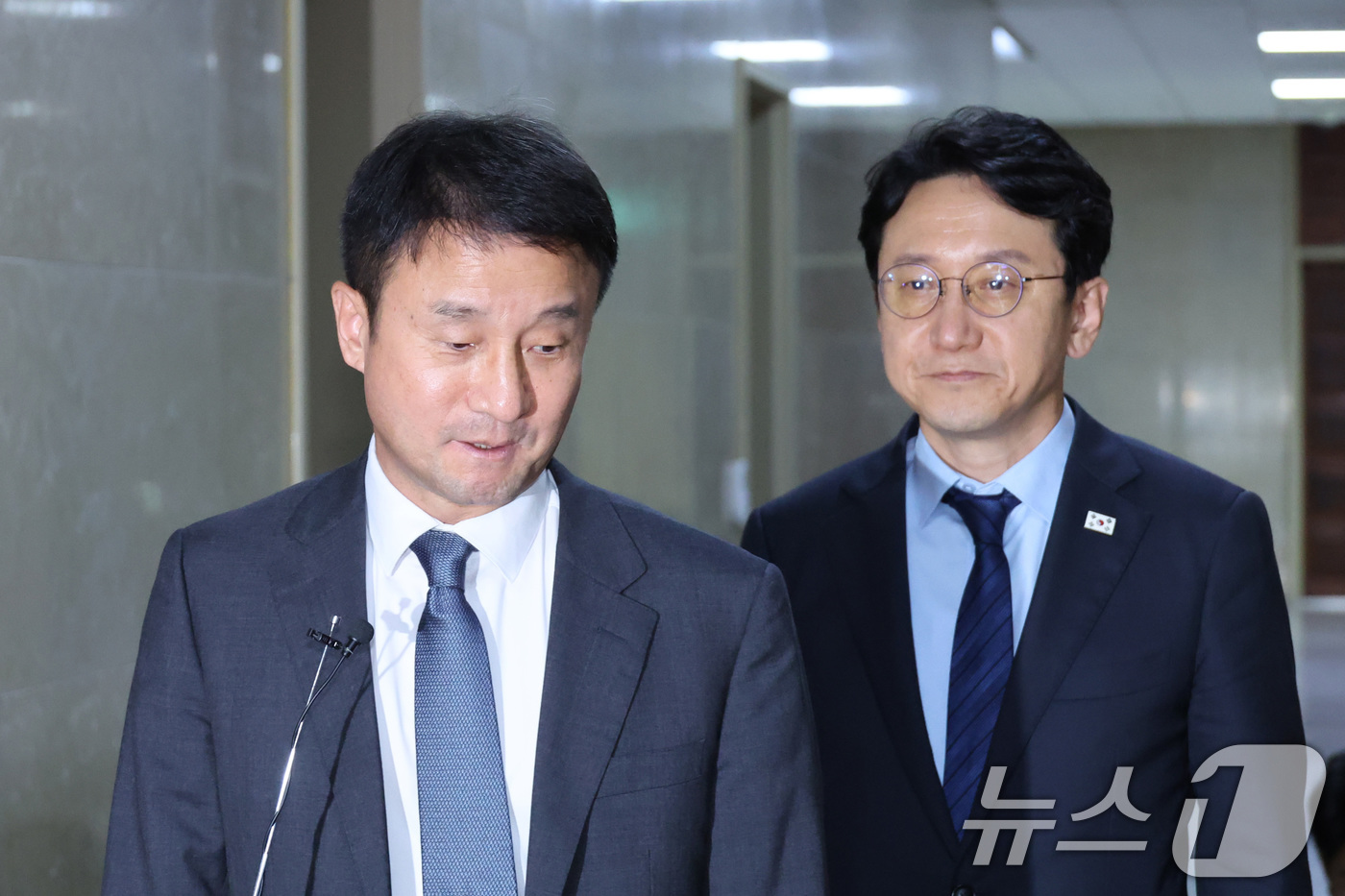 (서울=뉴스1) 신웅수 기자 = 한병도 더불어민주당 대표 직무대행 겸 원내대표와 천준호 원내운영수석부대표가 16일 서울 여의도 국회에서 여야 원내대표 회동을 마친 후 회동 결과를 …
