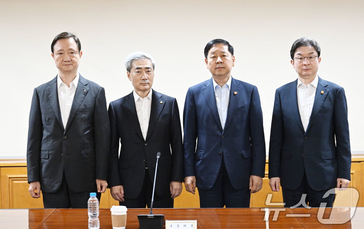 본문 이미지 - 구윤철 부총리 겸 재정경제부 장관이 16일 서울 중구 은행연합회에서 열린 시장상황점검회의에서 기념촬영을 하고 있다. 왼쪽부터 이찬진 금융감독원장, 신현송 한국은행 총재, 구윤철 부총리, 이억원 금융위원장. 이날 회의에서는 단일종목 레버리지 ETF 보완 대책 등을 논의할것으로 알려졌다. (재정경제부 제공. 재판매 및 DB금지) 2026.7.16 ⓒ 뉴스1
