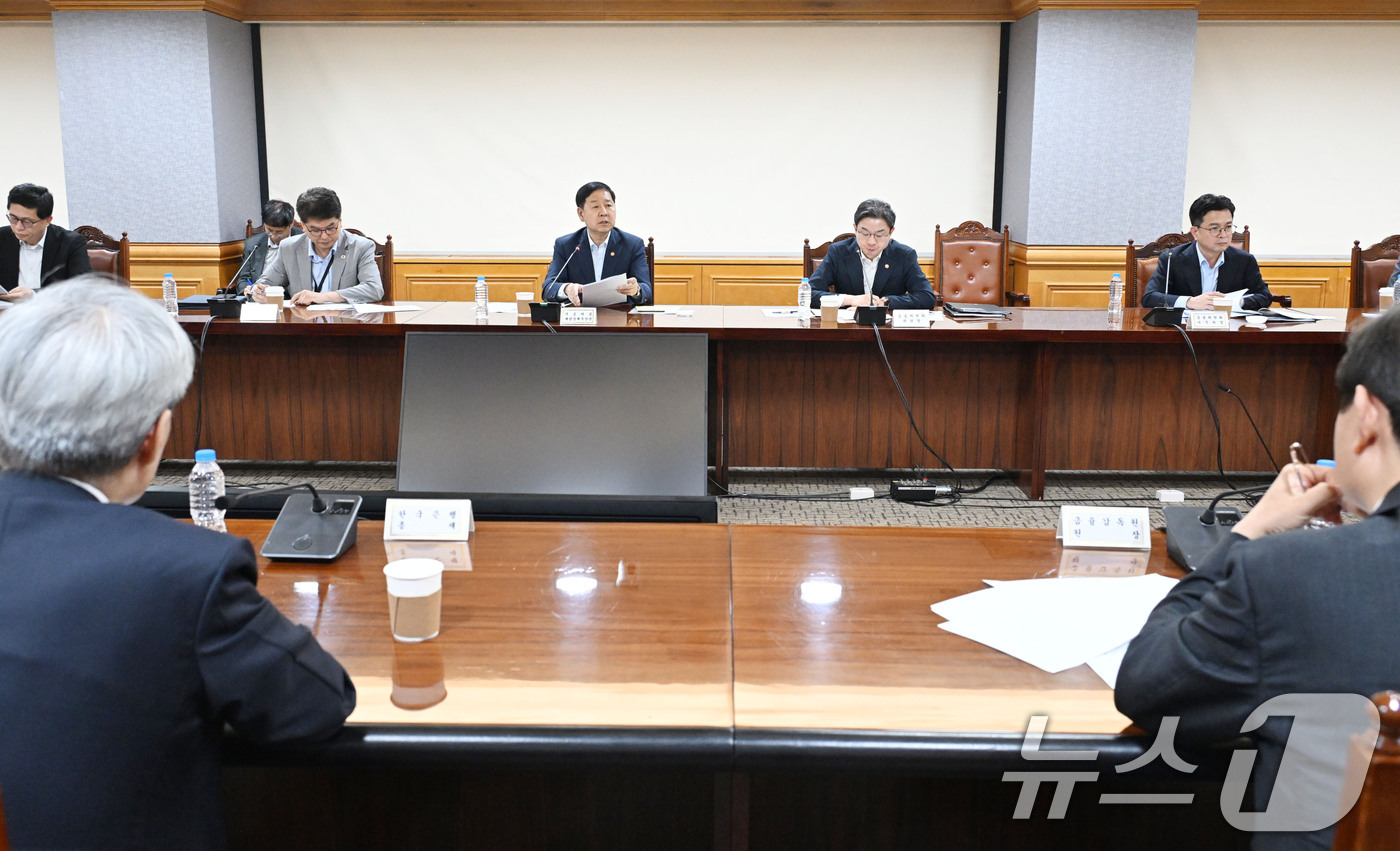 (서울=뉴스1) = 구윤철 부총리 겸 재정경제부 장관이 16일 서울 중구 은행연합회에서 열린 시장상황 점검회의를 주재하고 있다. (재정경제부 제공. 재판매 및 DB금지) 2026. …
