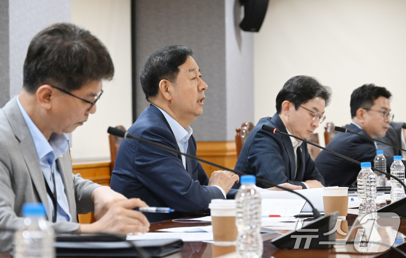 (서울=뉴스1) = 구윤철 부총리 겸 재정경제부 장관이 16일 서울 중구 은행연합회에서 열린 시장상황 점검회의를 주재하고 있다. (재정경제부 제공. 재판매 및 DB금지) 2026. …