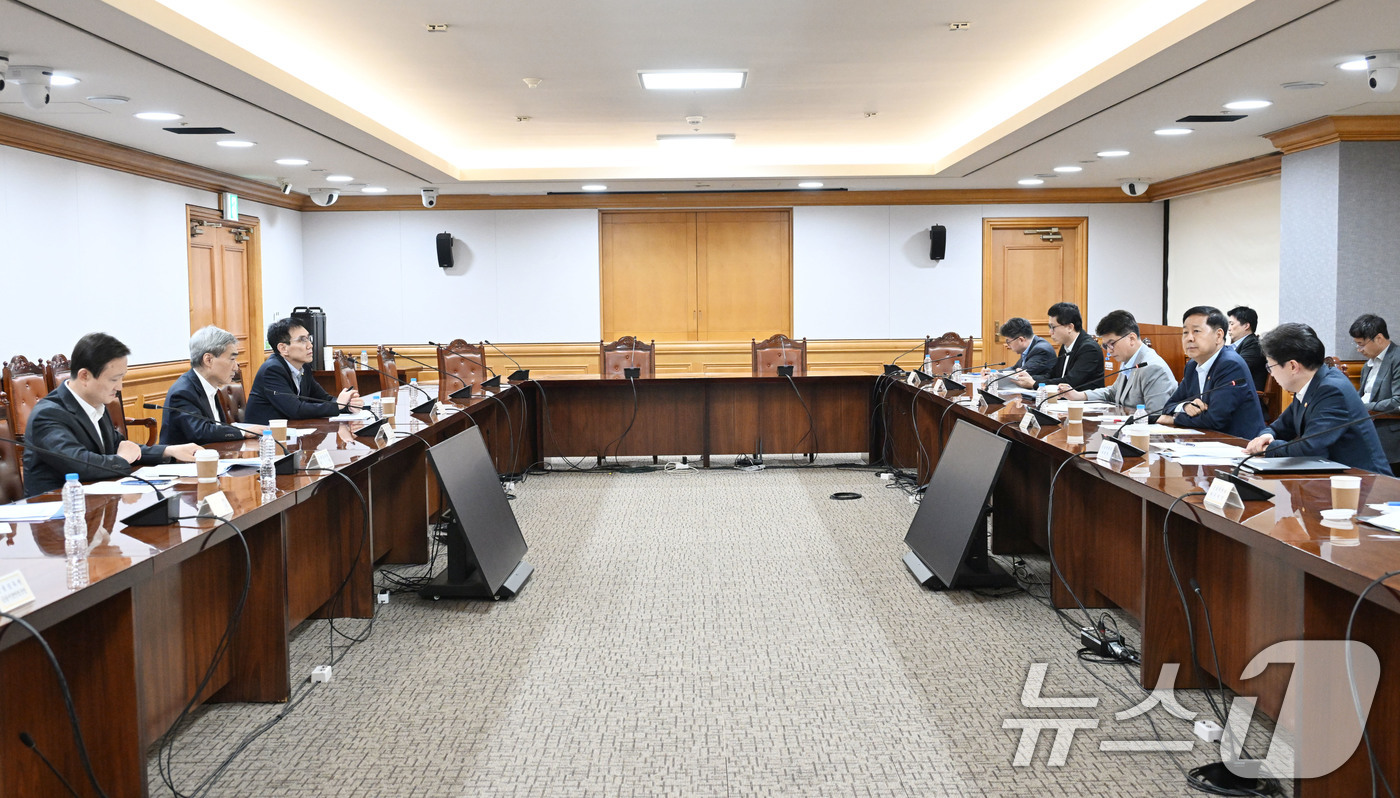 (서울=뉴스1) = 구윤철 부총리 겸 재정경제부 장관이 16일 서울 중구 은행연합회에서 열린 시장상황 점검회의(F4 회의)를 주재하고 있다. (재정경제부 제공. 재판매 및 DB금지 …