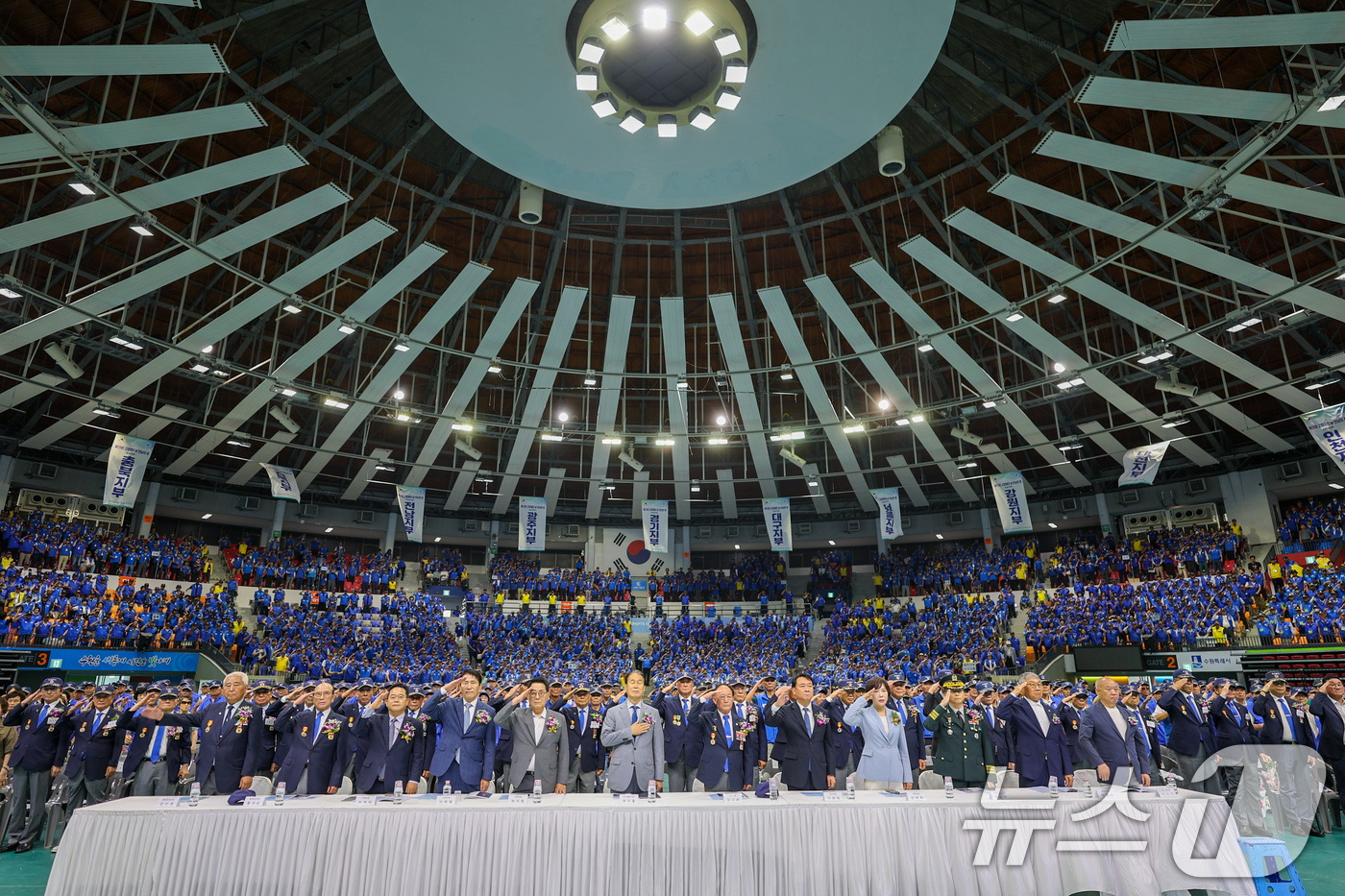 (서울=뉴스1) = 16일 오후 경기 수원실내체육관에서 열린 제29회 고엽제의 날 전우 만남의 장 행사에서 권오을 국가보훈부 장관 등 참석자들이 국민의례를 하고 있다. (국가보훈부 …