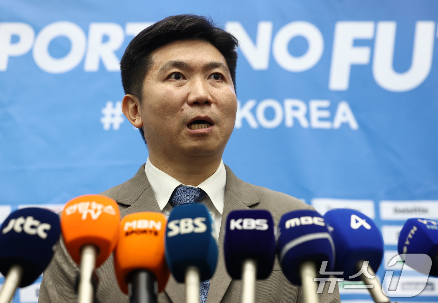 (서울=뉴스1) 최지환 기자 = 유승민 대한체육회장이 16일 오후 서울 송파구 올림픽파크텔에서 열린 임시대의원총회에서 선거인단 확대 등을 담은 선거제도 개편 규정 개정안 처리를 마 …