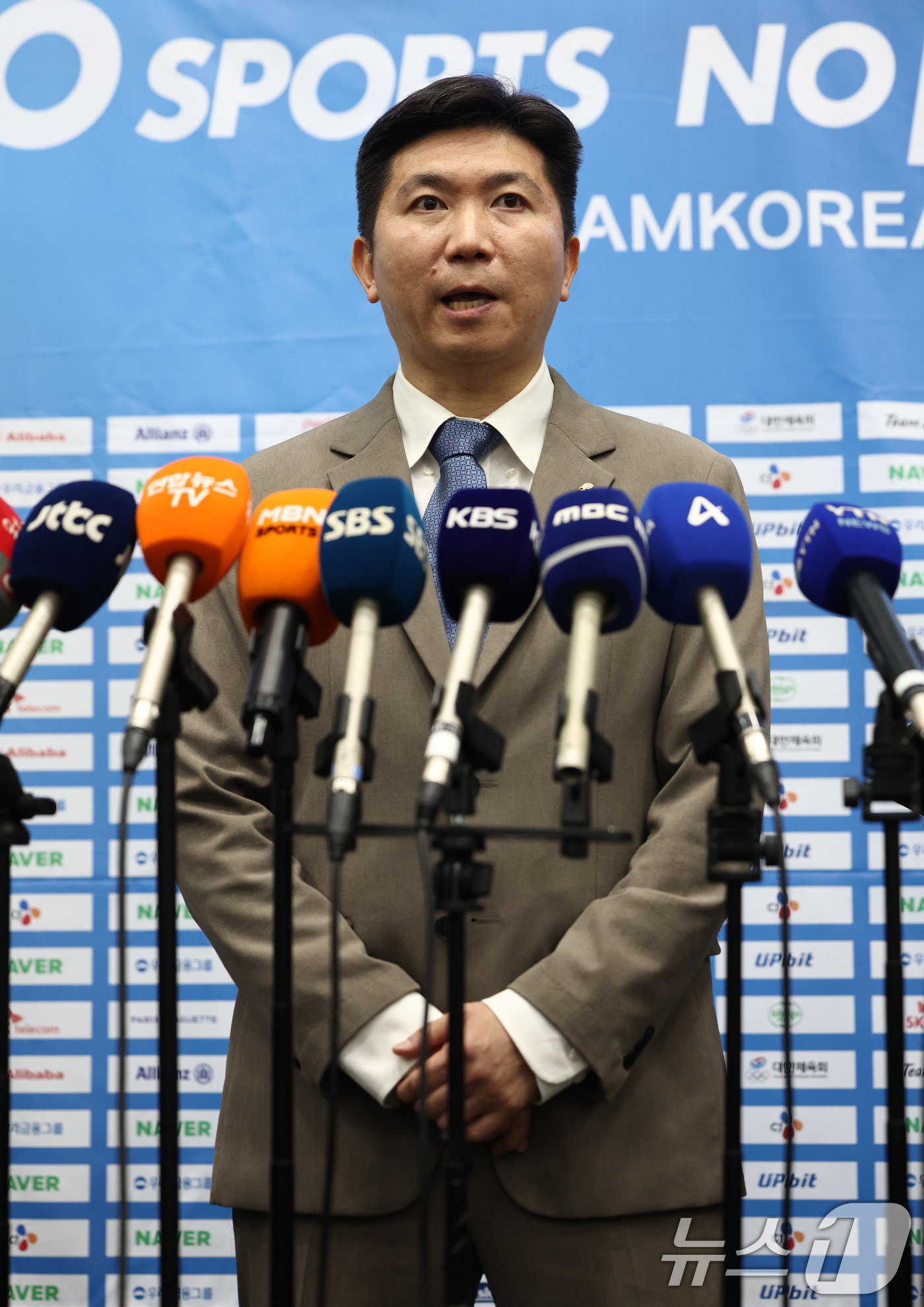 (서울=뉴스1) 최지환 기자 = 유승민 대한체육회장이 16일 오후 서울 송파구 올림픽파크텔에서 열린 임시대의원총회에서 선거인단 확대 등을 담은 선거제도 개편 규정 개정안 처리를 마 …