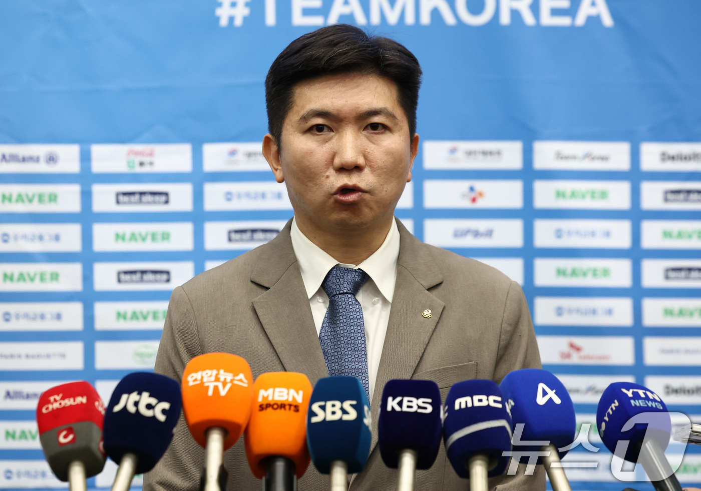 (서울=뉴스1) 최지환 기자 = 유승민 대한체육회장이 16일 오후 서울 송파구 올림픽파크텔에서 열린 임시대의원총회에서 선거인단 확대 등을 담은 선거제도 개편 규정 개정안 처리를 마 …