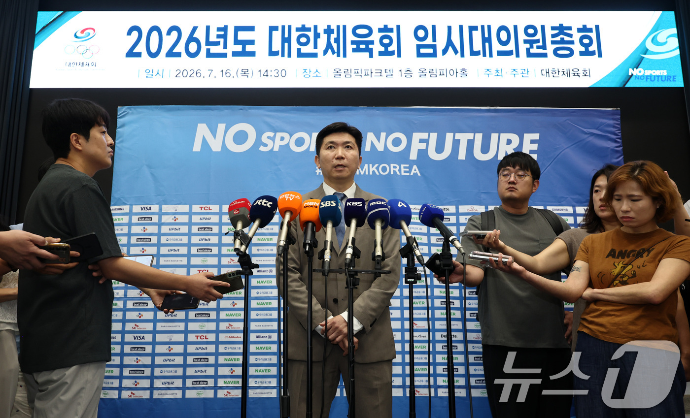 (서울=뉴스1) 최지환 기자 = 유승민 대한체육회장이 16일 오후 서울 송파구 올림픽파크텔에서 열린 임시대의원총회에서 선거인단 확대 등을 담은 선거제도 개편 규정 개정안 처리를 마 …