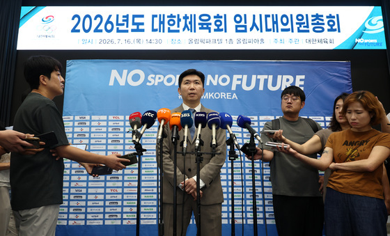 취재진 질문에 답변하는 유승민 회장